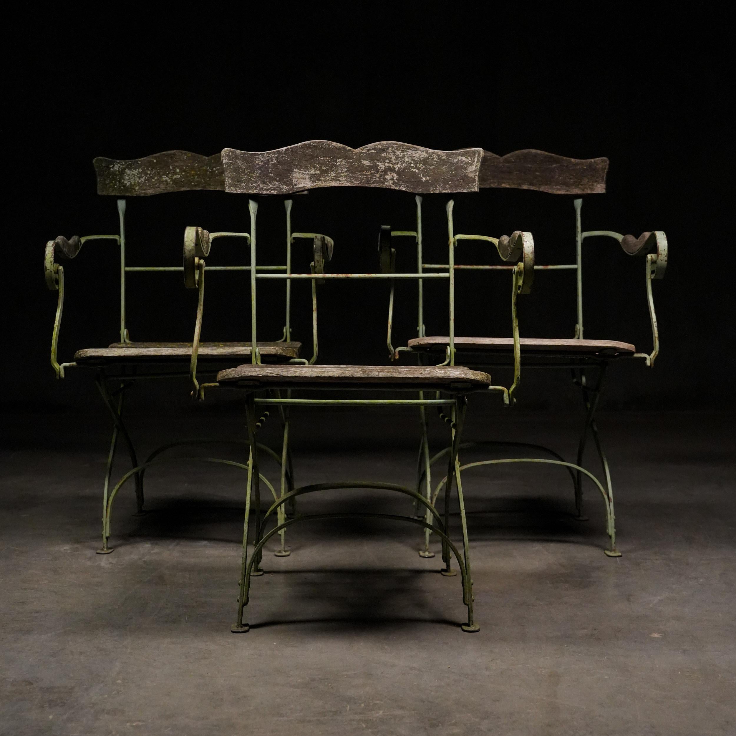 Venduto come set.   

Una rara opportunità di possedere un set di 8 sedie da giardino pieghevoli originali di alta qualità. Si vede solo in quelle perfette ville di campagna francesi.  Trovate in una fantastica tenuta di Hudson, in Quebec, sono