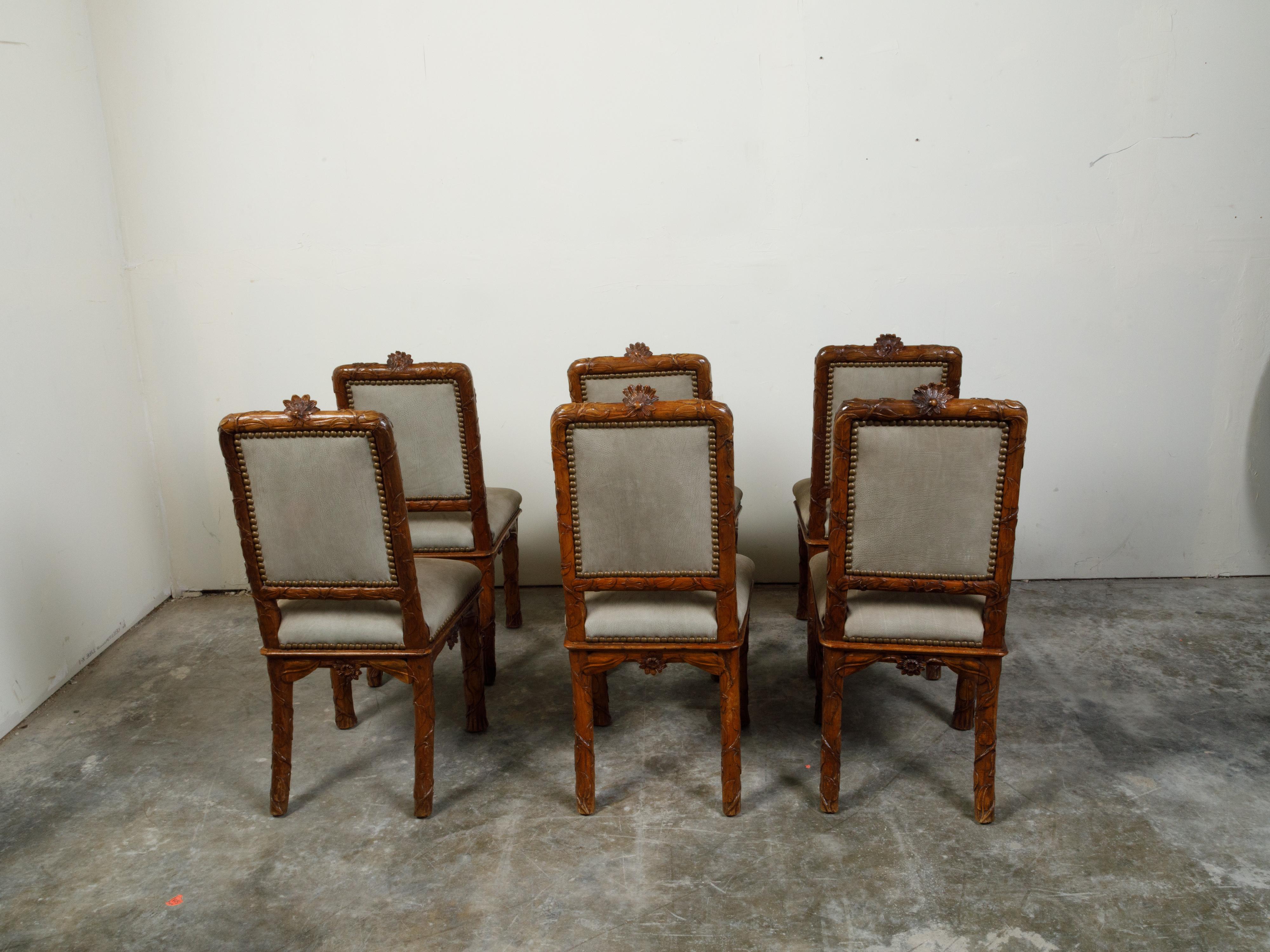 Set of Eight 1920s Black Forest Dining Room Chairs with Hand-Carved Floral Décor For Sale 1