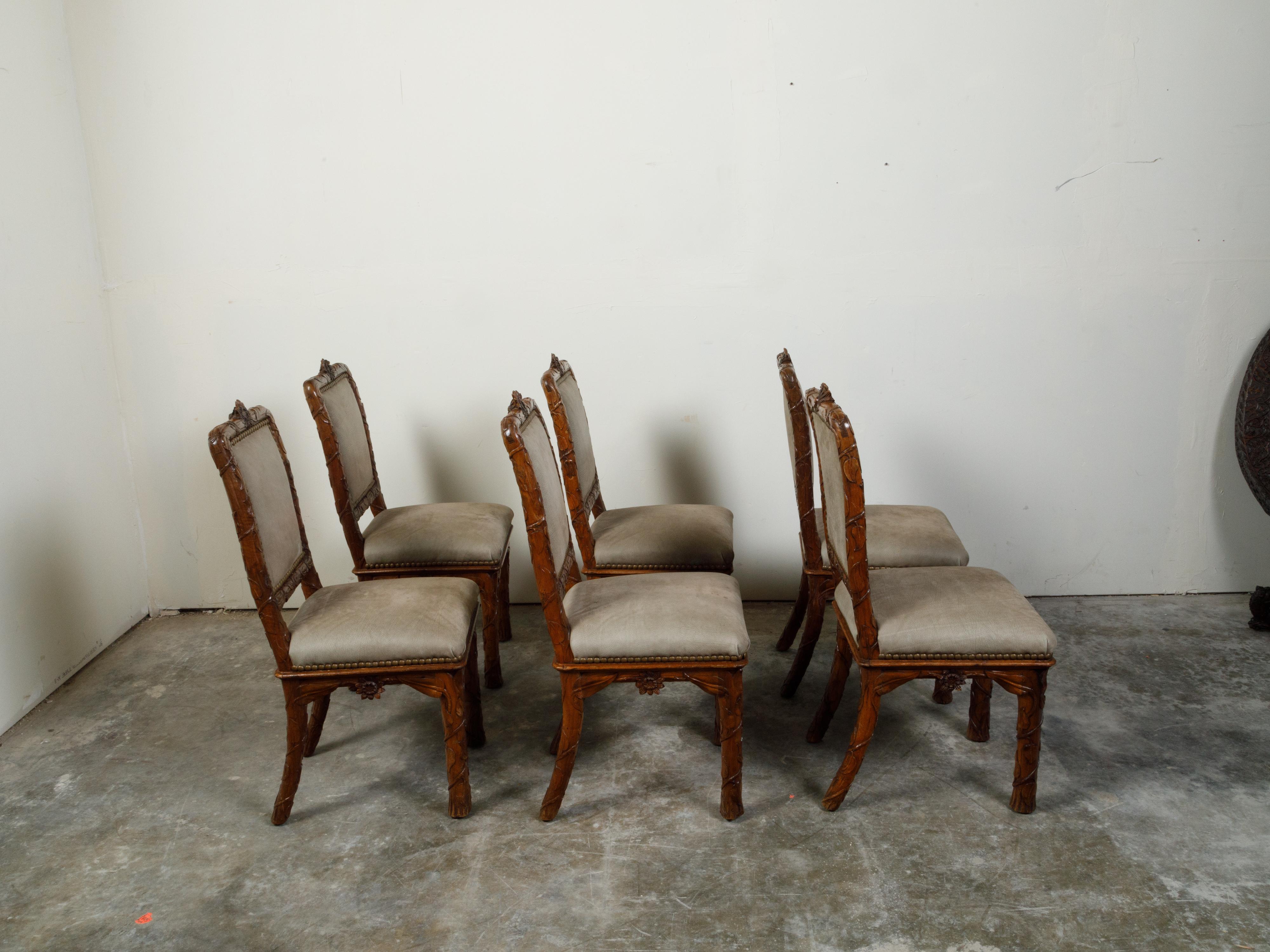 Set of Eight 1920s Black Forest Dining Room Chairs with Hand-Carved Floral Décor For Sale 2