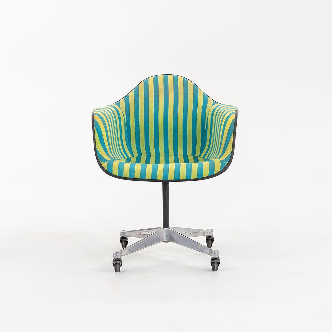 Ensemble de huit chaises Eames PACC Herman Miller Eames en fibre de verre, 1967 en vente 4