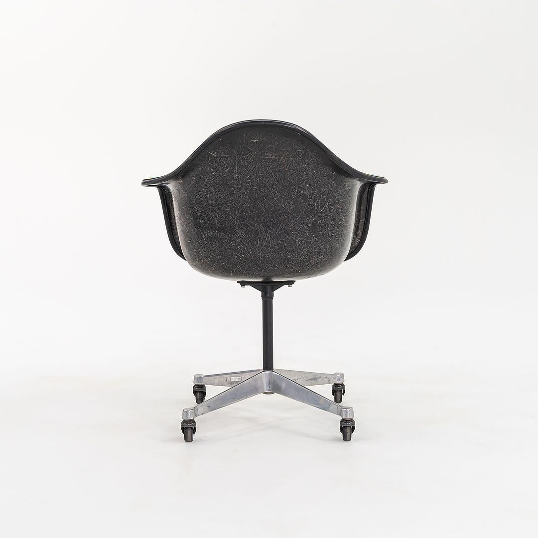 Ensemble de huit chaises Eames PACC Herman Miller Eames en fibre de verre, 1967 en vente 5