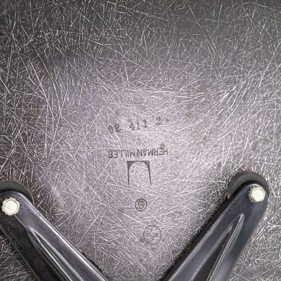 Il s'agit d'un ensemble exceptionnellement rare de huit chaises Eames Pivoting Arm Chairs with Casters (PACC) conçues par Charles et Ray Eames et produites par Herman Miller. Les chaises sont uniques pour deux raisons principales. La première est