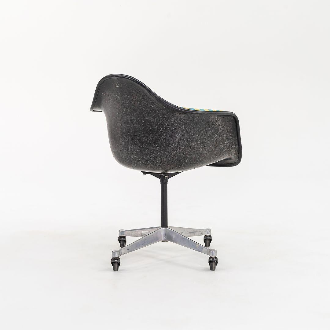 Milieu du XXe siècle Ensemble de huit chaises Eames PACC Herman Miller Eames en fibre de verre, 1967 en vente