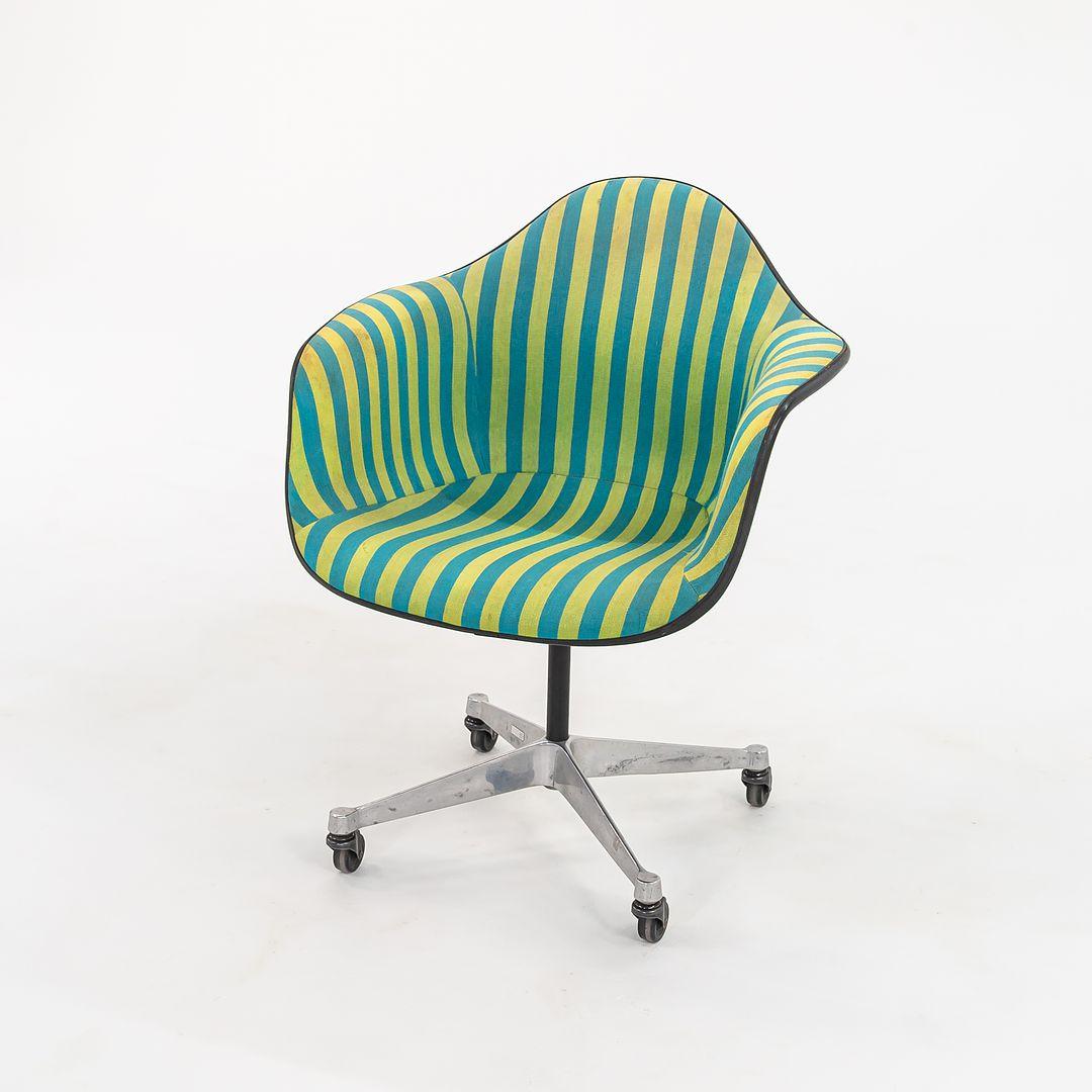 Fibre de verre Ensemble de huit chaises Eames PACC Herman Miller Eames en fibre de verre, 1967 en vente