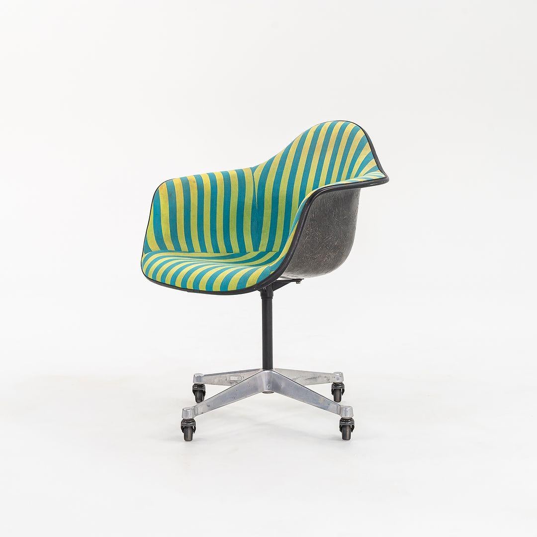 Ensemble de huit chaises Eames PACC Herman Miller Eames en fibre de verre, 1967 en vente 3