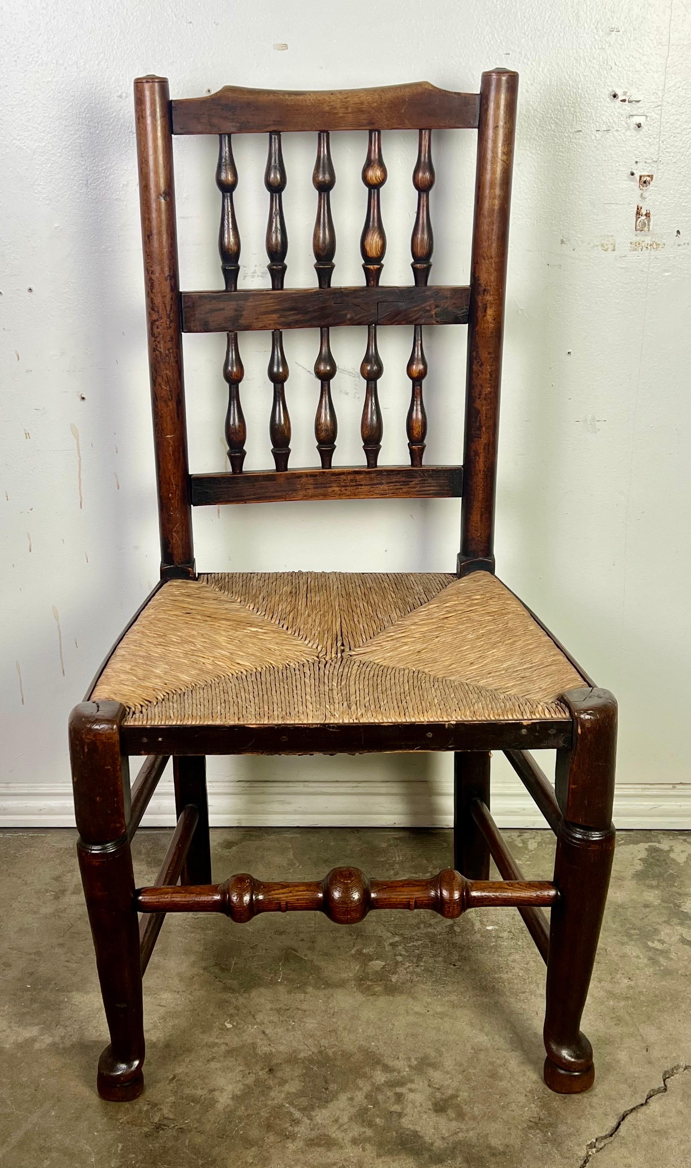 Set of Eight 19th C. English Country Dining Chairs (Ensemble de huit chaises de salle à manger anglaises du 19ème siècle) Abîmé - En vente à Los Angeles, CA