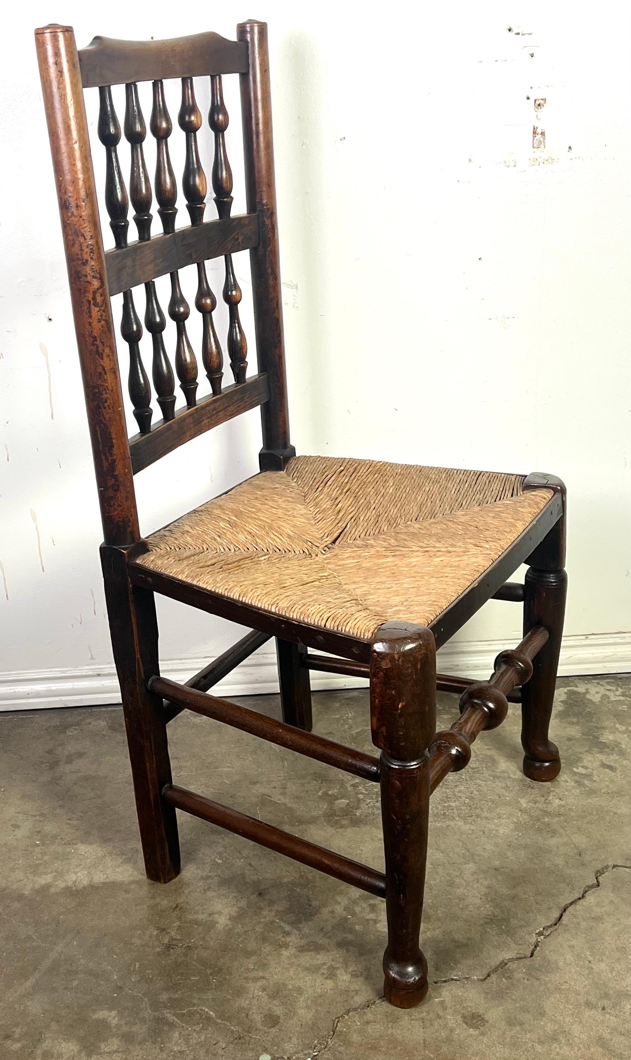 XIXe siècle Set of Eight 19th C. English Country Dining Chairs (Ensemble de huit chaises de salle à manger anglaises du 19ème siècle) en vente