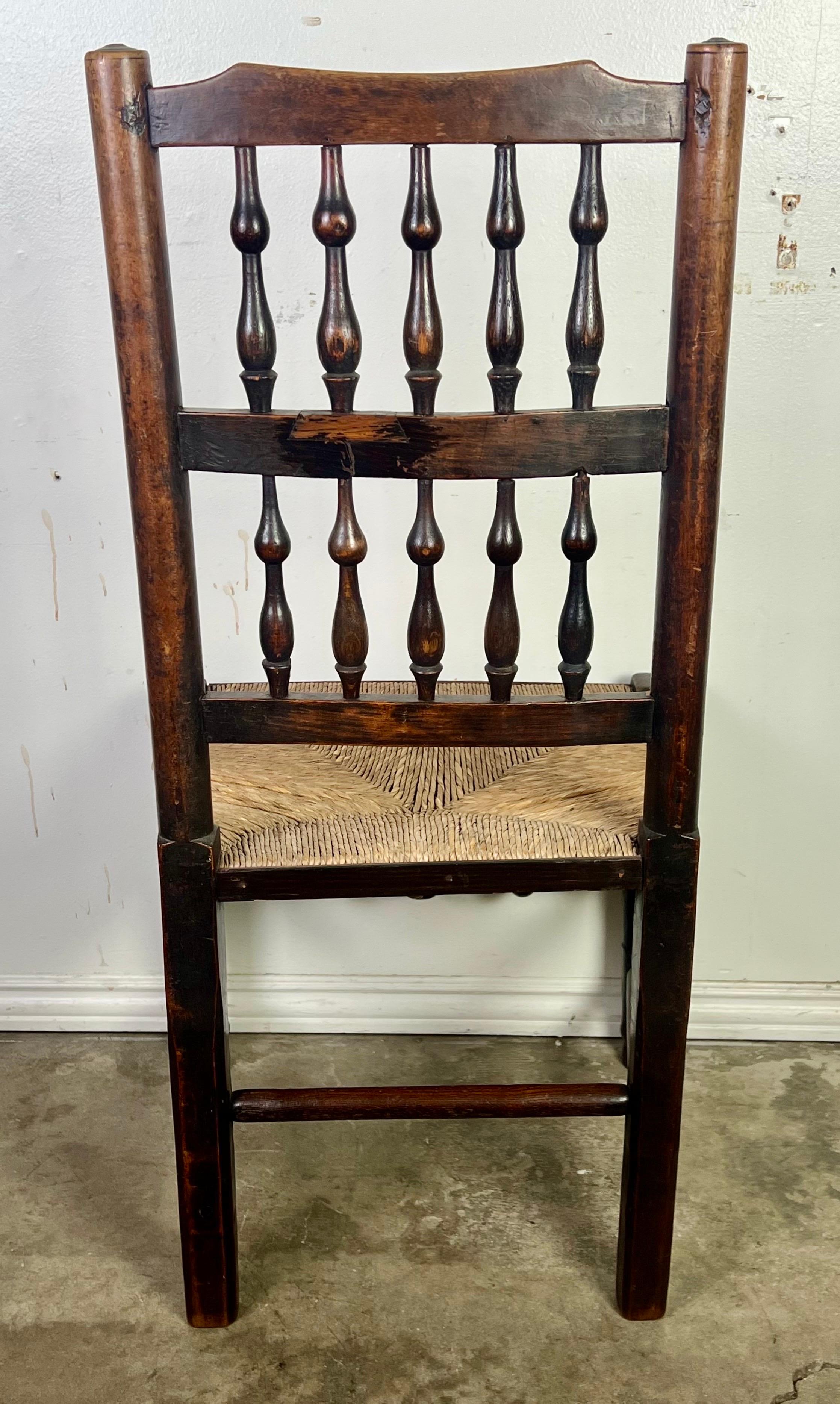 Set of Eight 19th C. English Country Dining Chairs (Ensemble de huit chaises de salle à manger anglaises du 19ème siècle) en vente 1