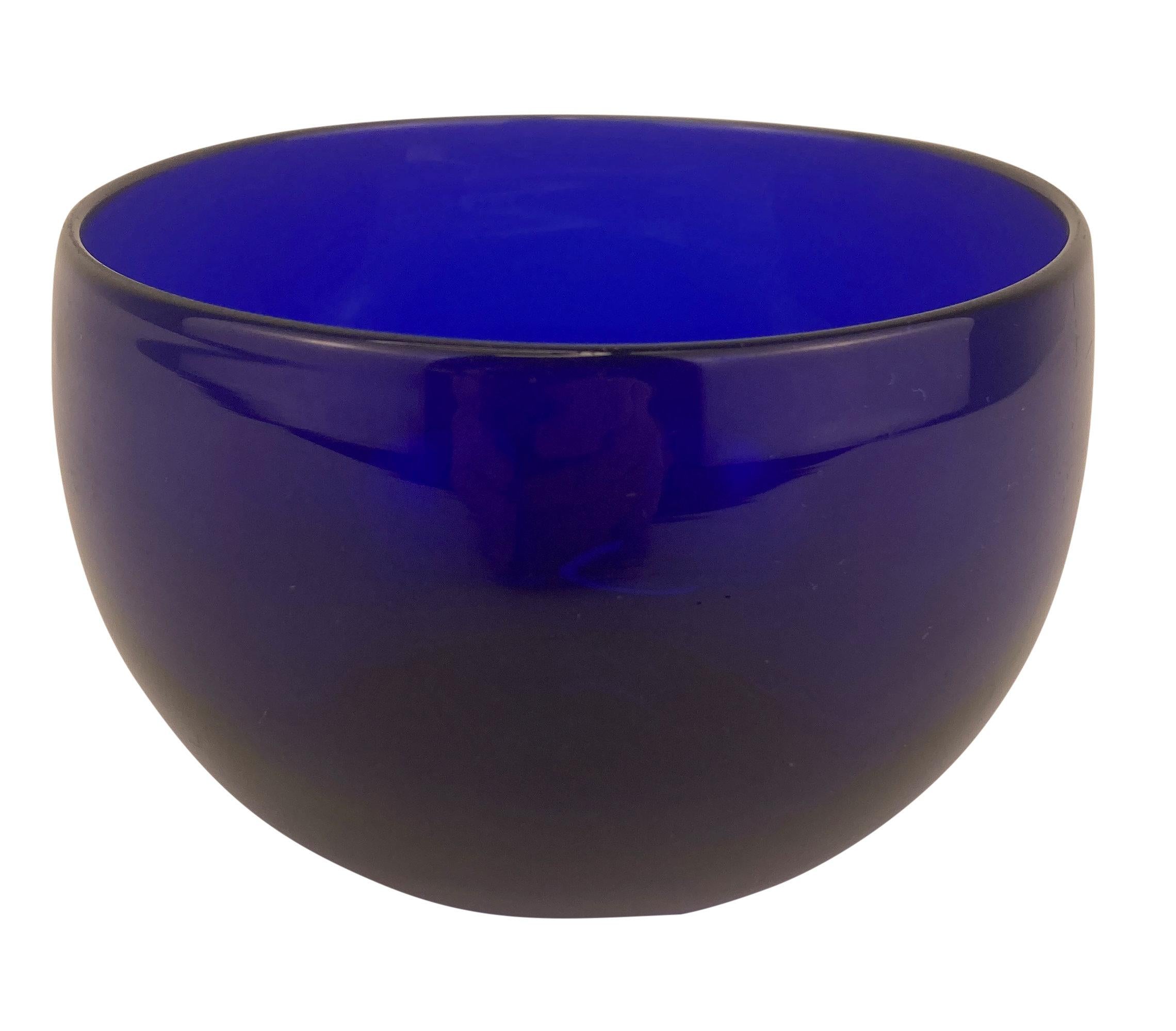 Un ensemble de huit bols à doigt anglais du début du XIXe siècle, soufflés à la main en bleu de Bristol. Ils ont tous le même diamètre, mais leur hauteur varie légèrement, car ils ont tous été fabriqués à la main.