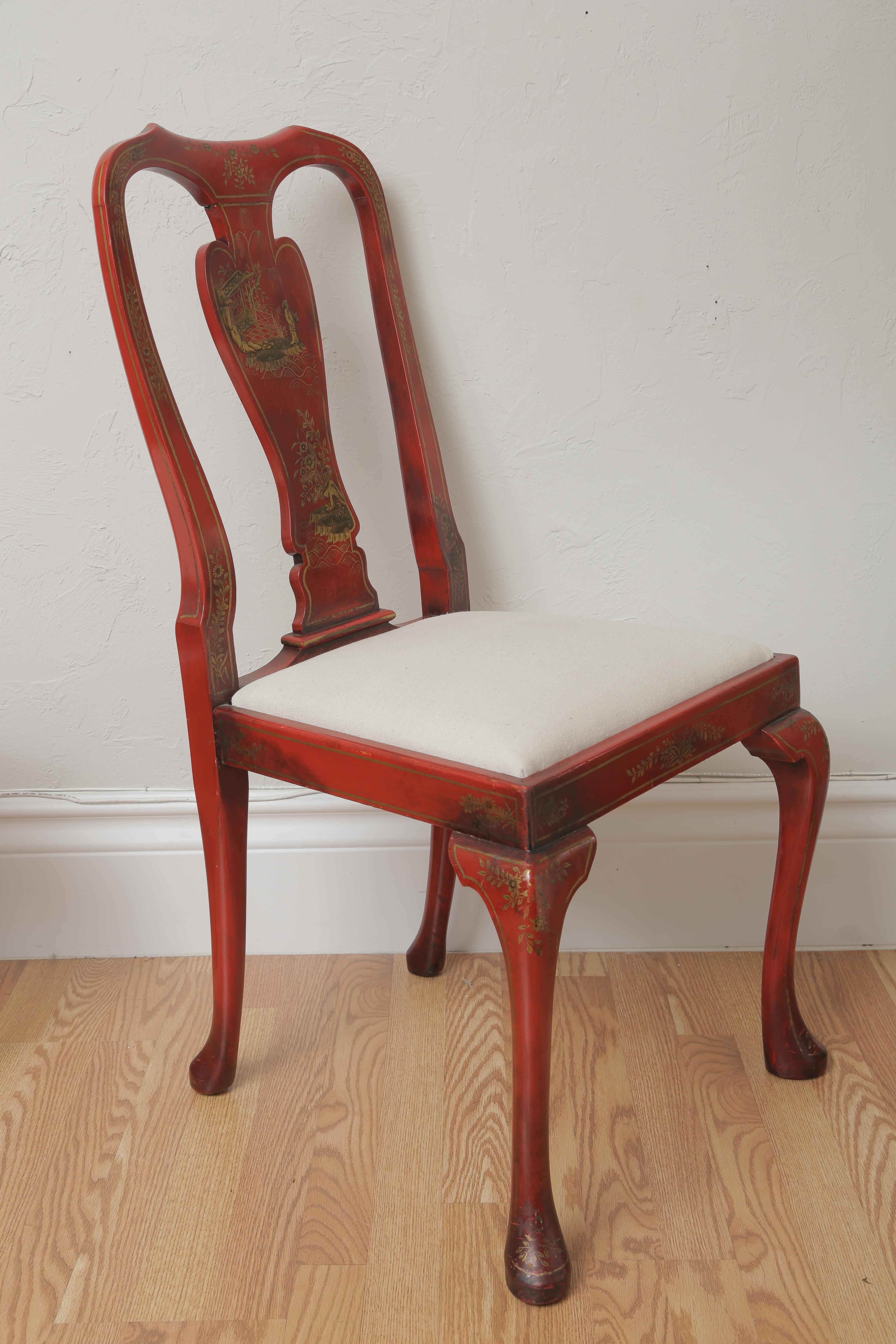 Satz von acht lackierten roten Chinoiserie-Esszimmerstühlen (20. Jahrhundert) im Angebot