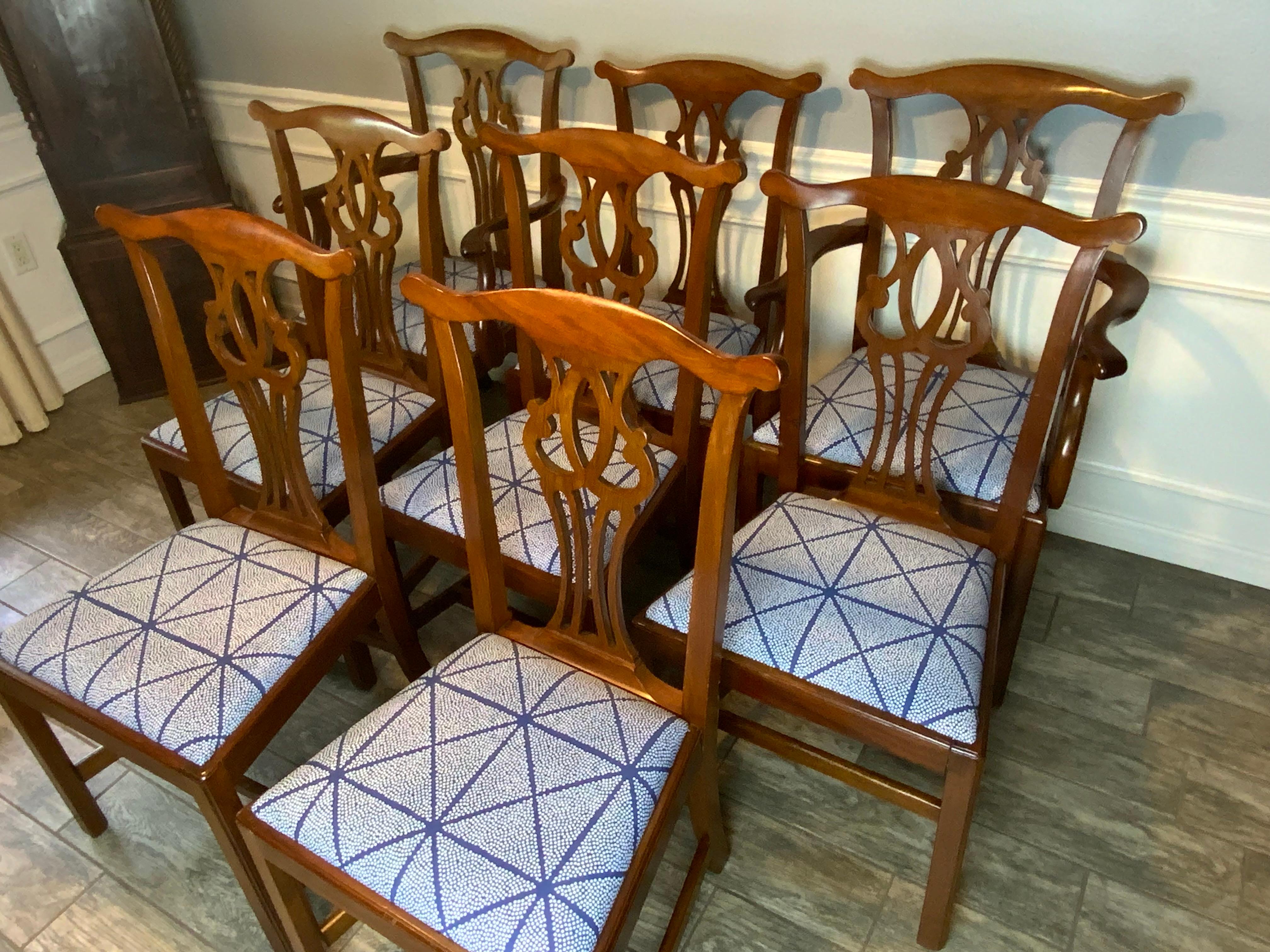 Set di otto sedie da pranzo Chippendale in mogano dell'inizio del XIX secolo, eccezionalmente belle e pulite. Forma e proporzioni molto belle per questo set di sedie molto pesanti, strette e solide. Tutte le sedie conservano la loro superficie