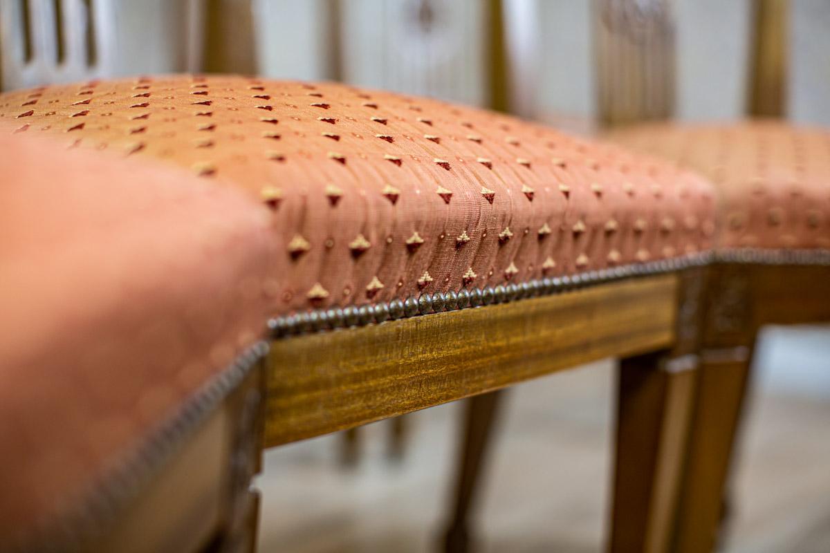Ensemble de huit chaises Empire en frêne du XIXe siècle avec tapisserie rose saumon en vente 12