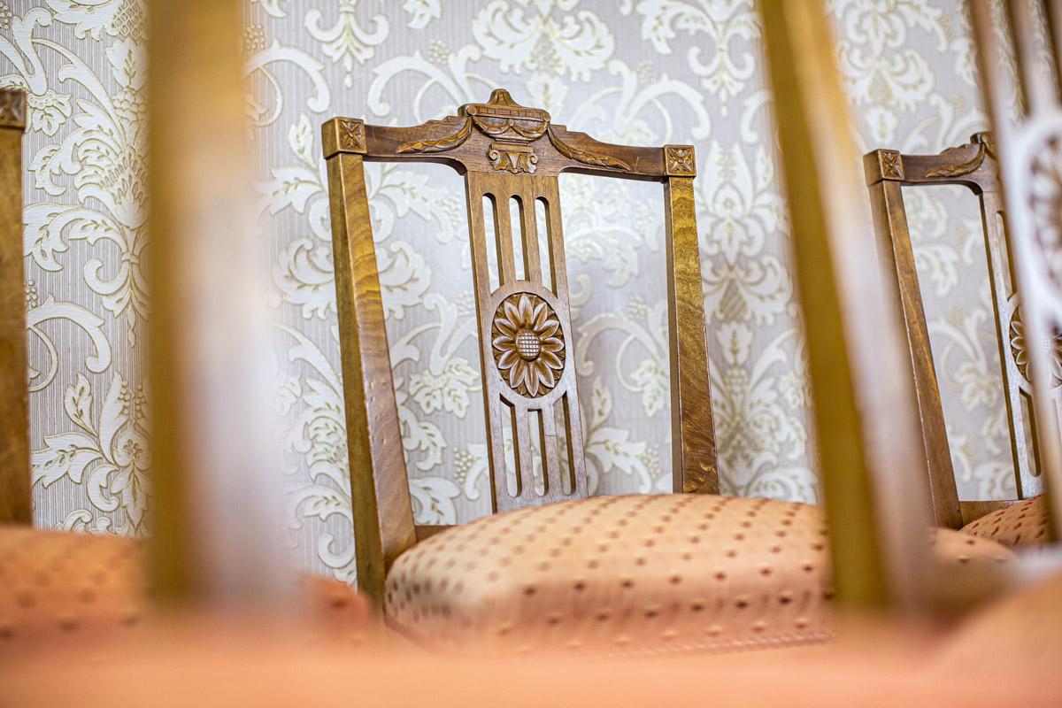Ensemble de huit chaises Empire en frêne du XIXe siècle avec tapisserie rose saumon en vente 4