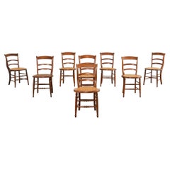 Ensemble de huit chaises de bistrot provinciales françaises du 19ème siècle en bois fruitier 