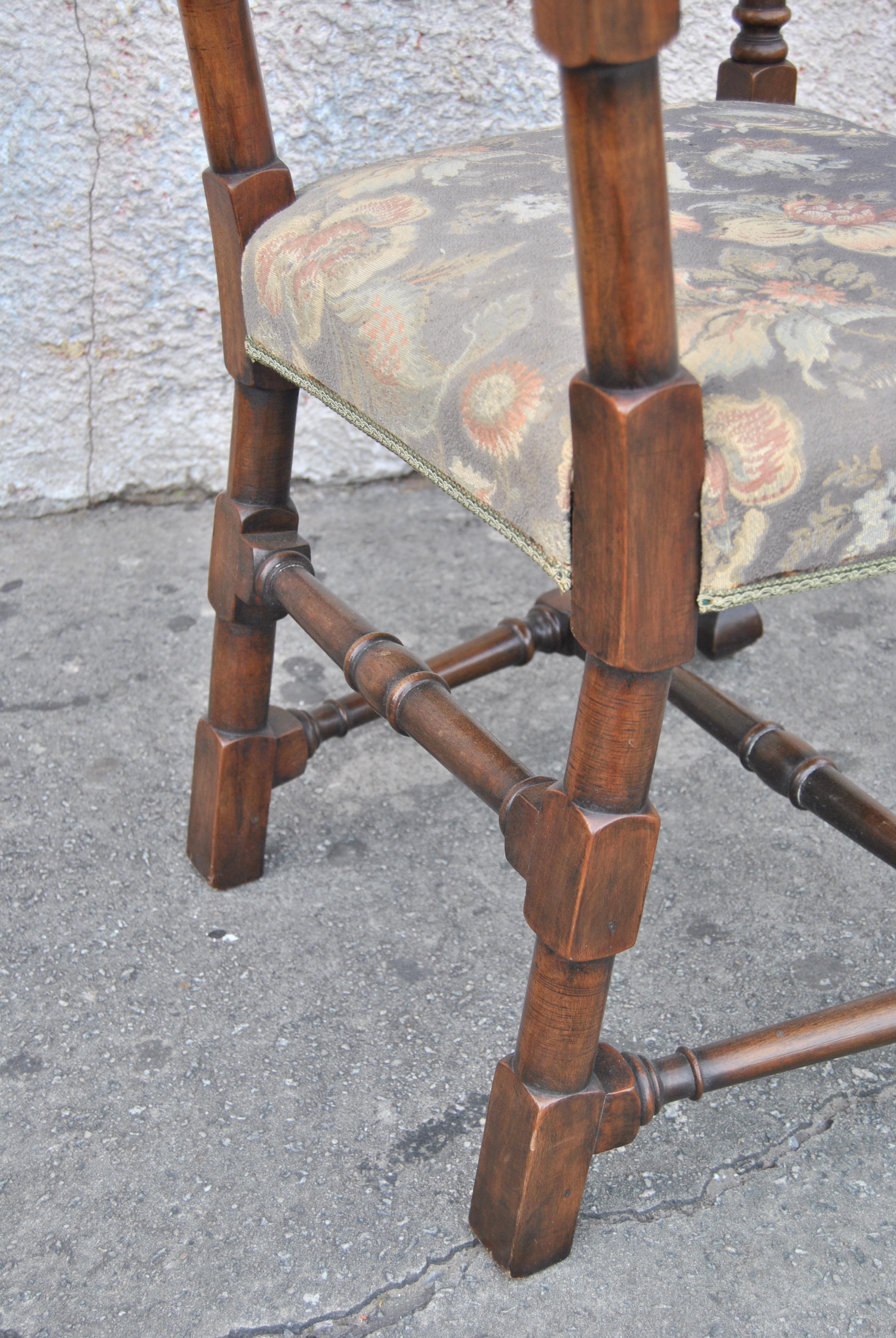 Set of Eight 19th Century Tall Back Walnut William and Mary Style Chairs For Sale 3
