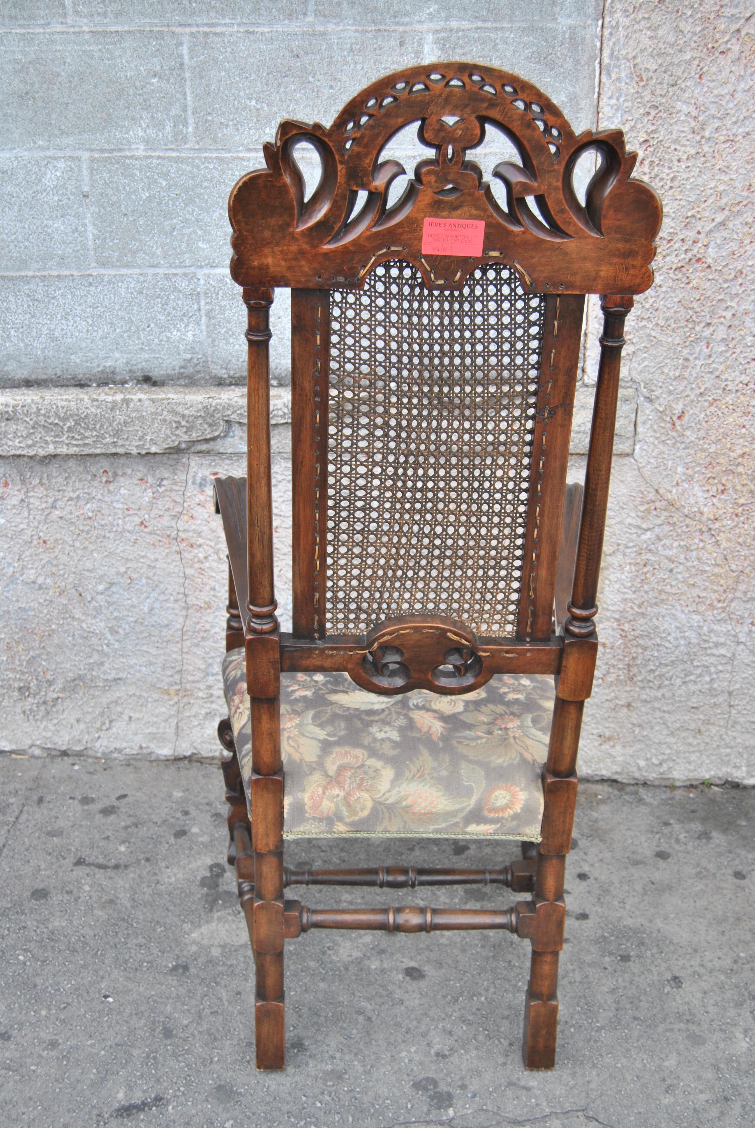 Set de huit chaises de style William and Mary à haut dossier en noyer du XIXe siècle Bon état - En vente à Savannah, GA