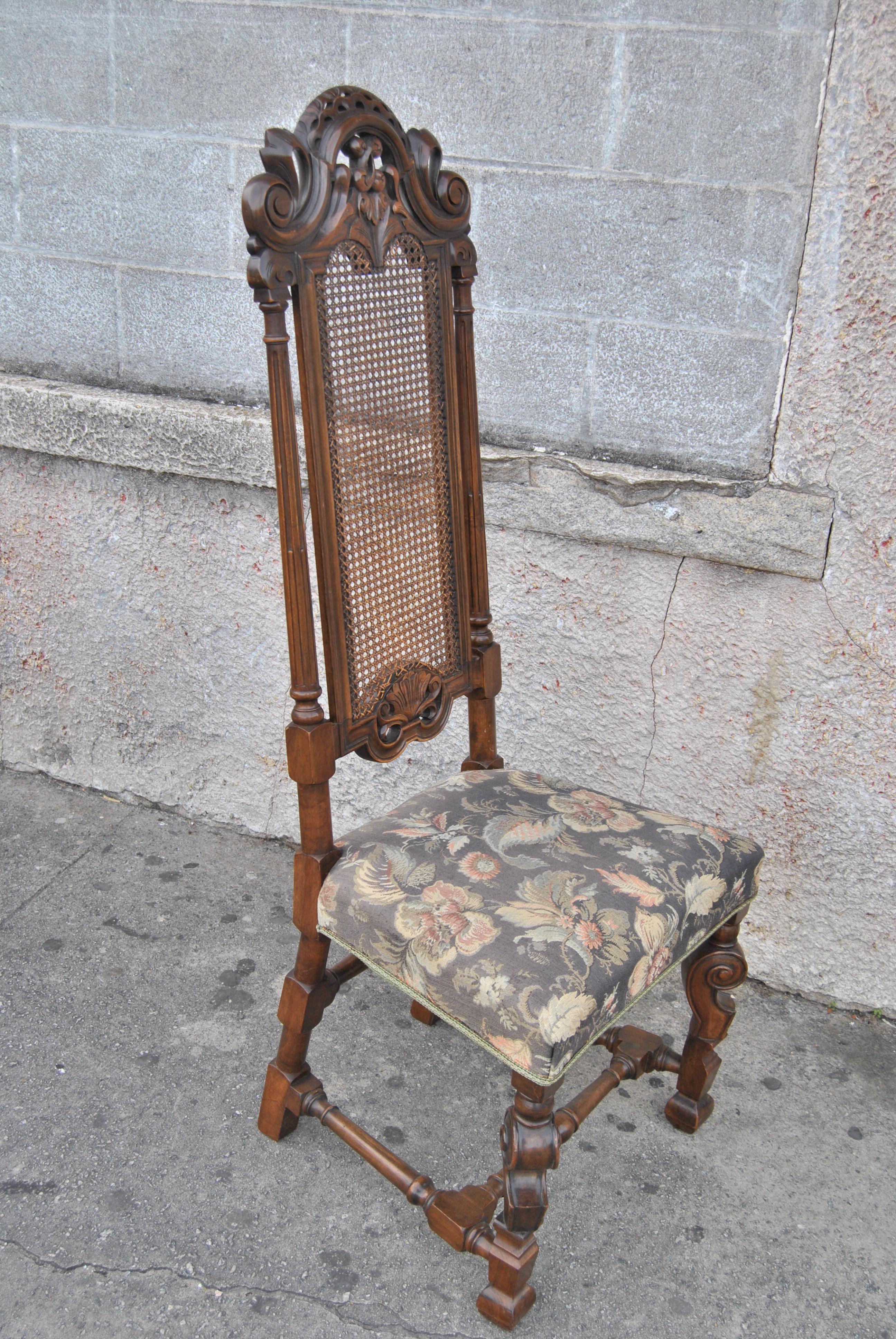 Fin du XIXe siècle Set de huit chaises de style William and Mary à haut dossier en noyer du XIXe siècle en vente