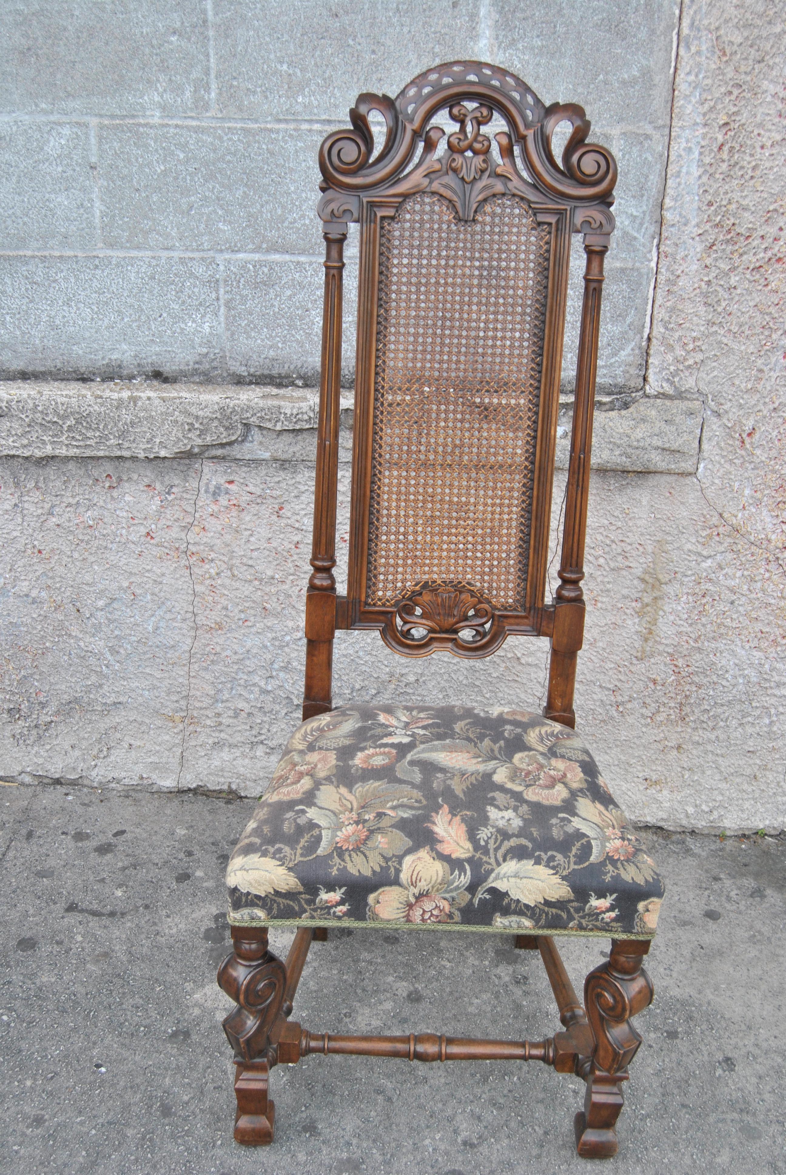 Noyer Set de huit chaises de style William and Mary à haut dossier en noyer du XIXe siècle en vente