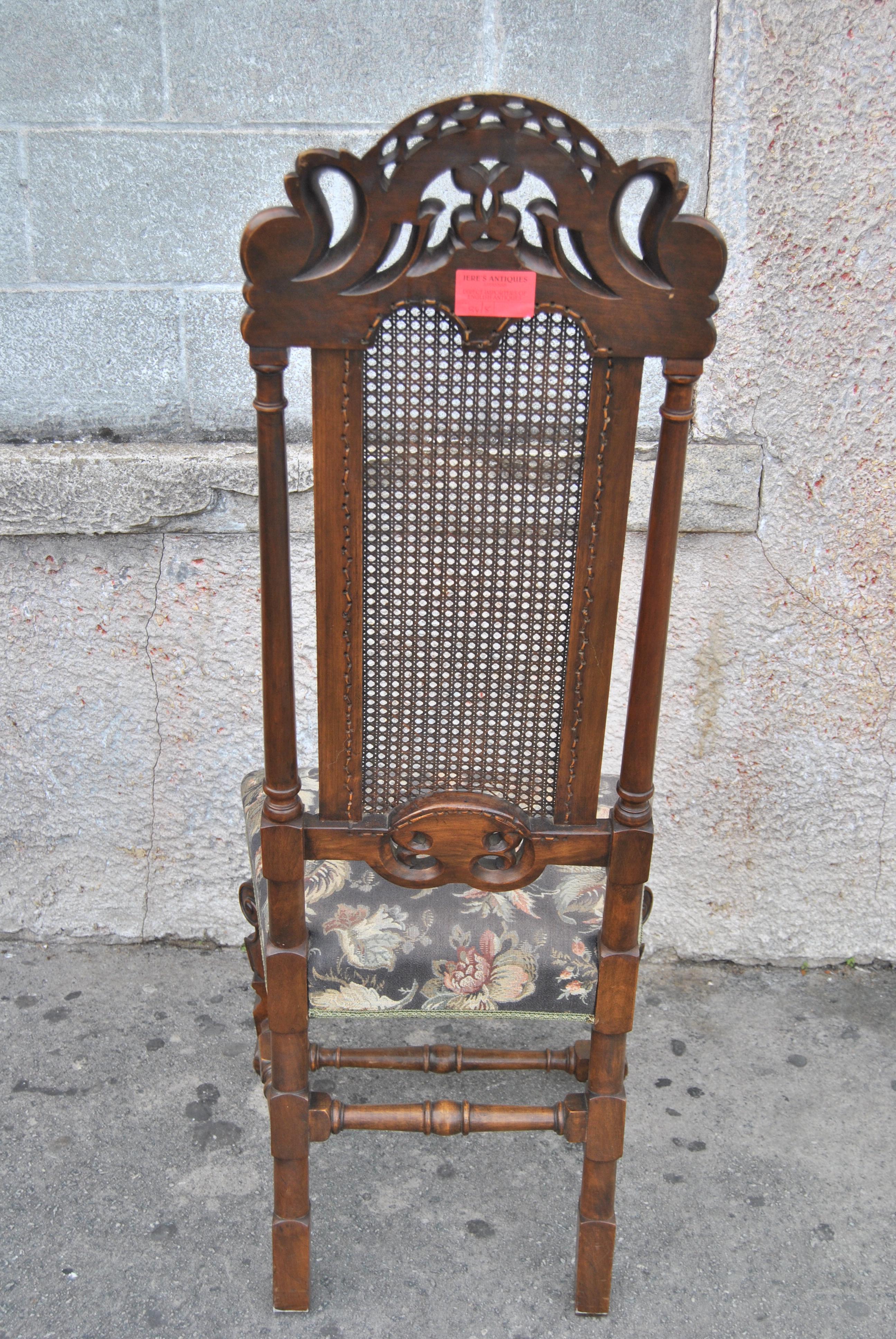 Set de huit chaises de style William and Mary à haut dossier en noyer du XIXe siècle en vente 1