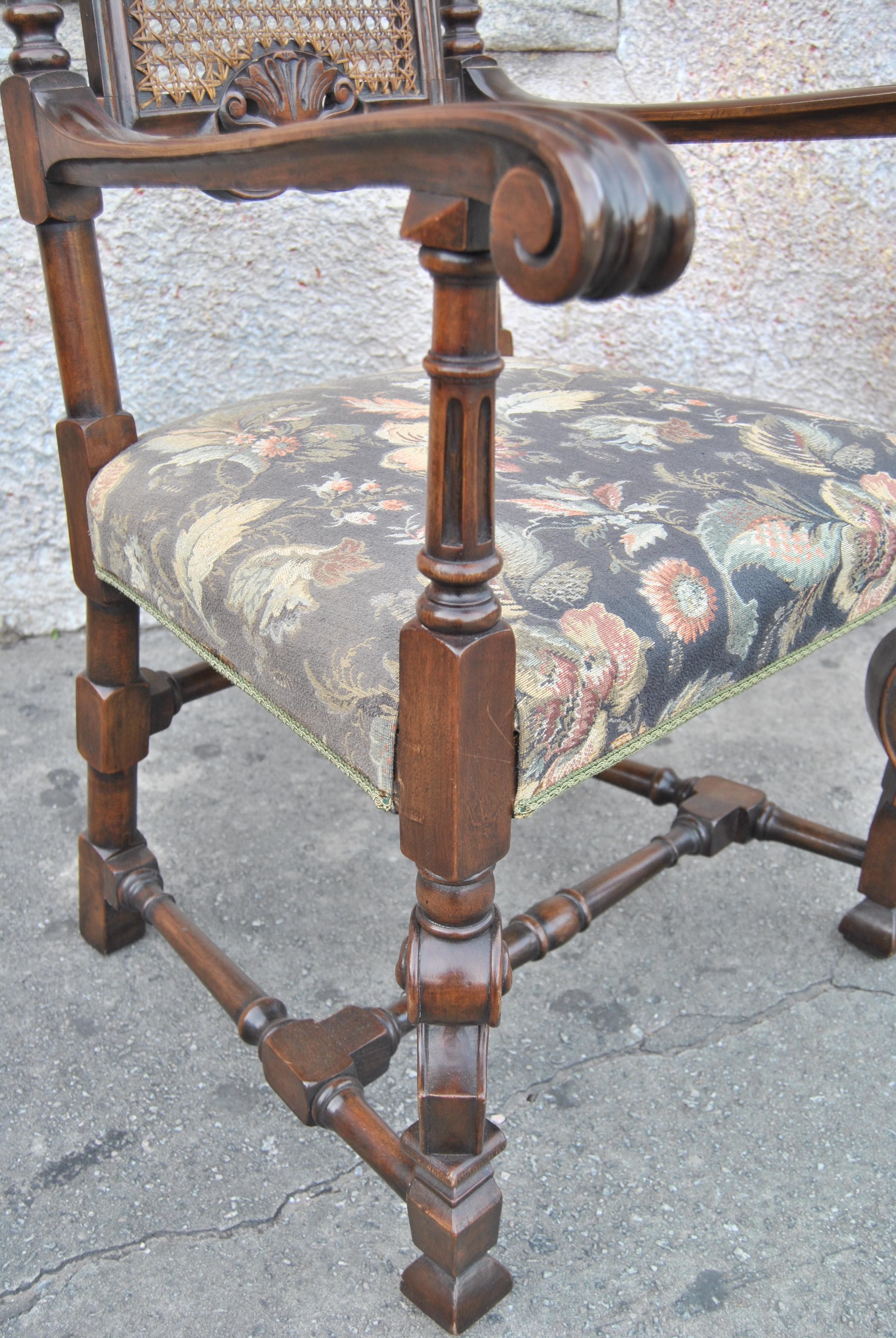 Set di otto sedie con schienale alto in legno di noce del XIX secolo in stile William & Mary in vendita 1
