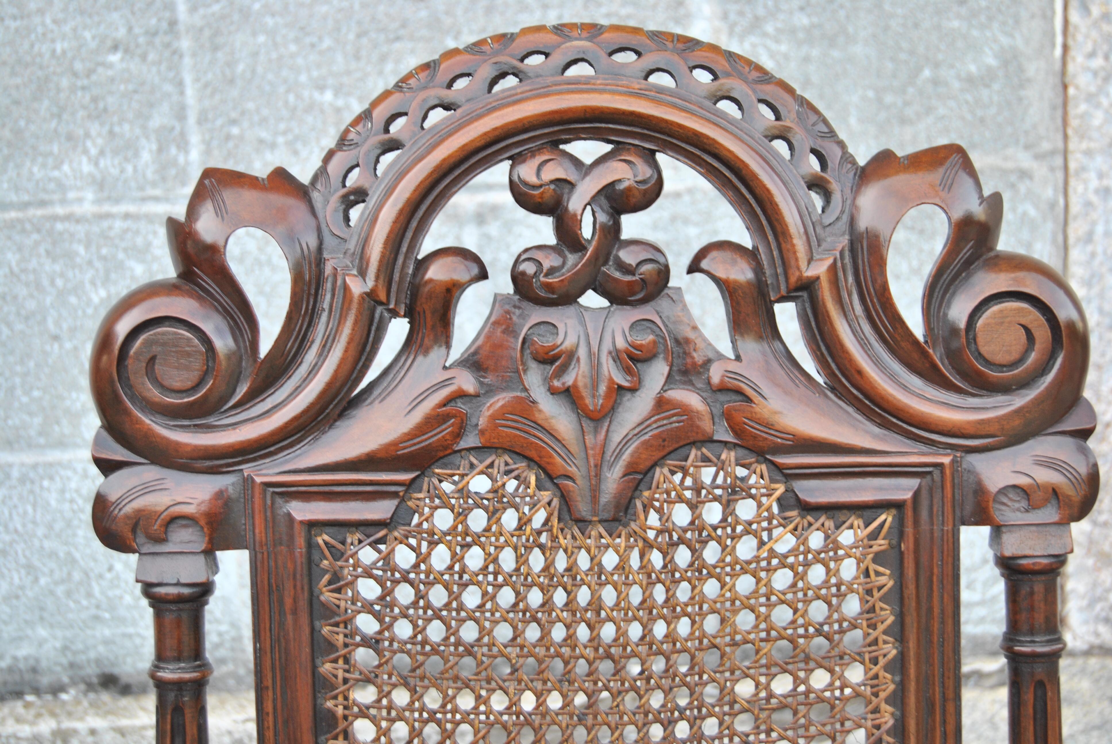 Set de huit chaises de style William and Mary à haut dossier en noyer du XIXe siècle en vente 3