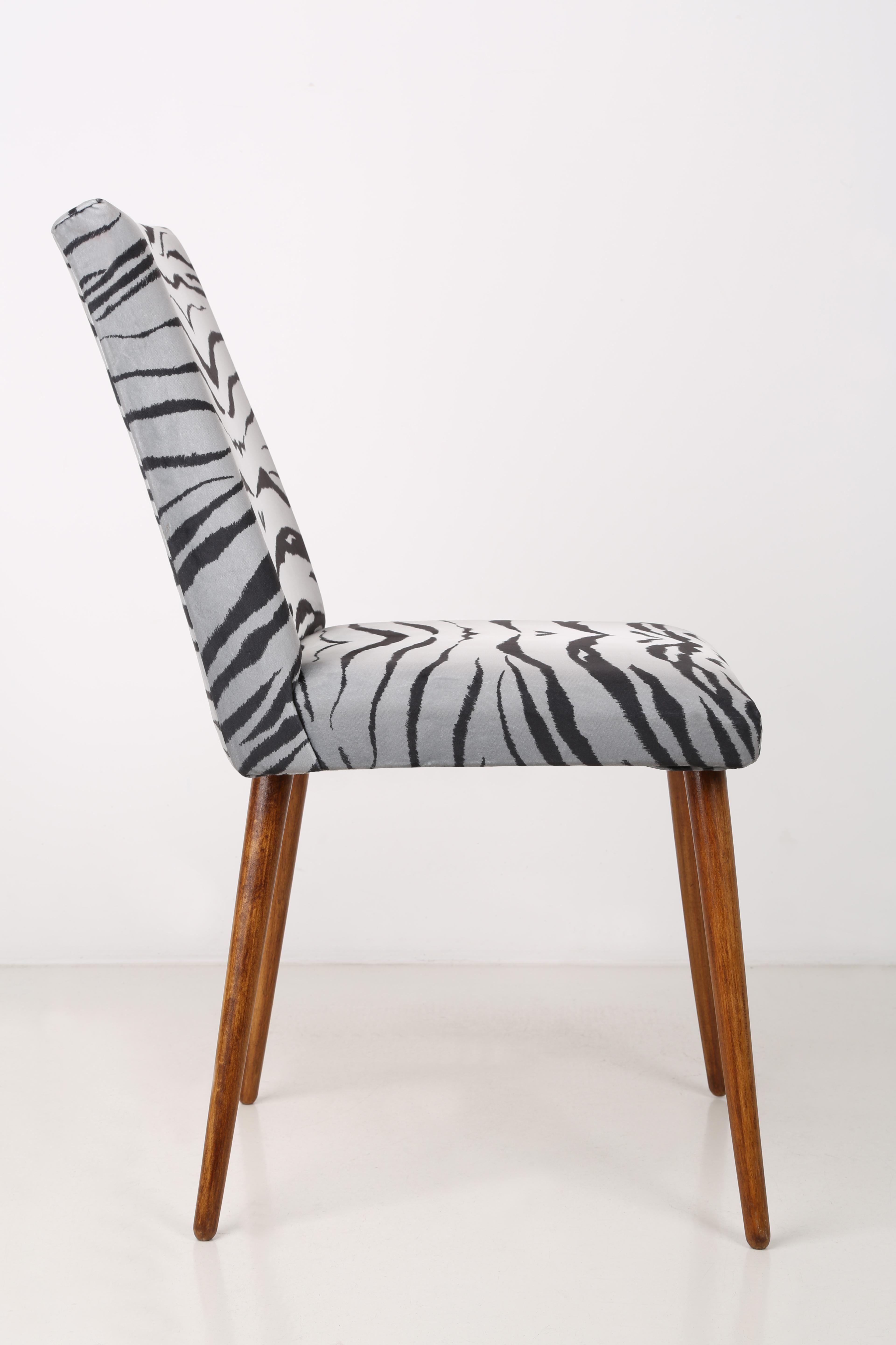 Polonais Ensemble de huit chaises en velours zébré noir et blanc du 20ème siècle, Europe, années 1960 en vente