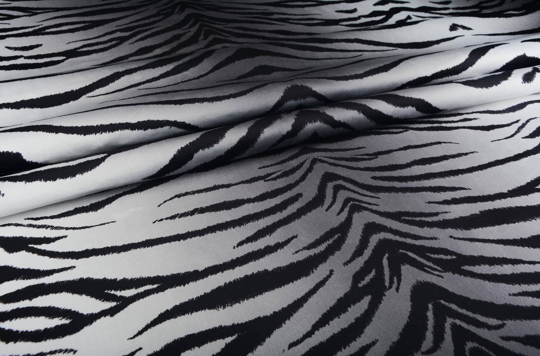 20ième siècle Ensemble de huit chaises en velours zébré noir et blanc du 20ème siècle, Europe, années 1960 en vente