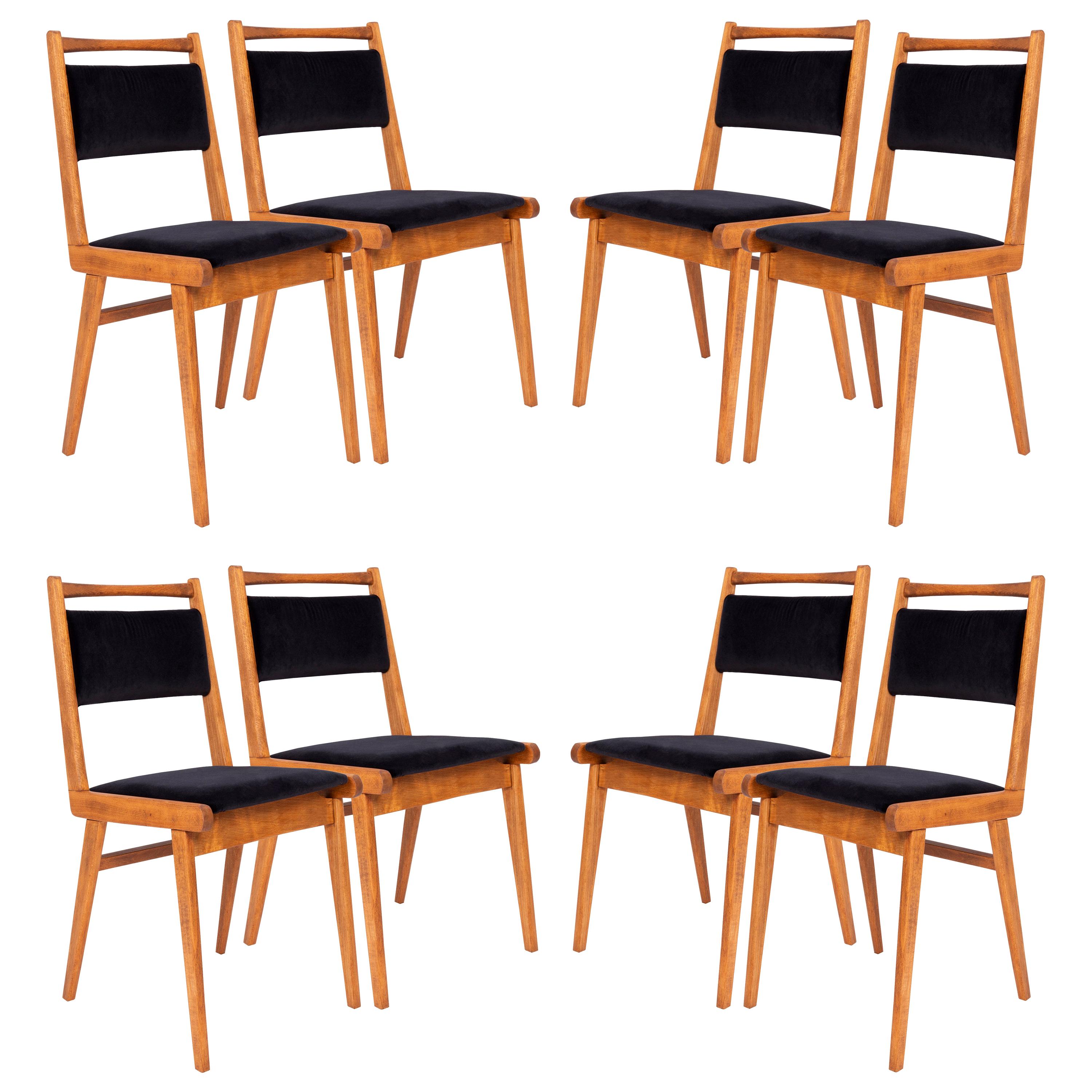 Ensemble de huit chaises en velours noir du 20ème siècle, Pologne, années 1960