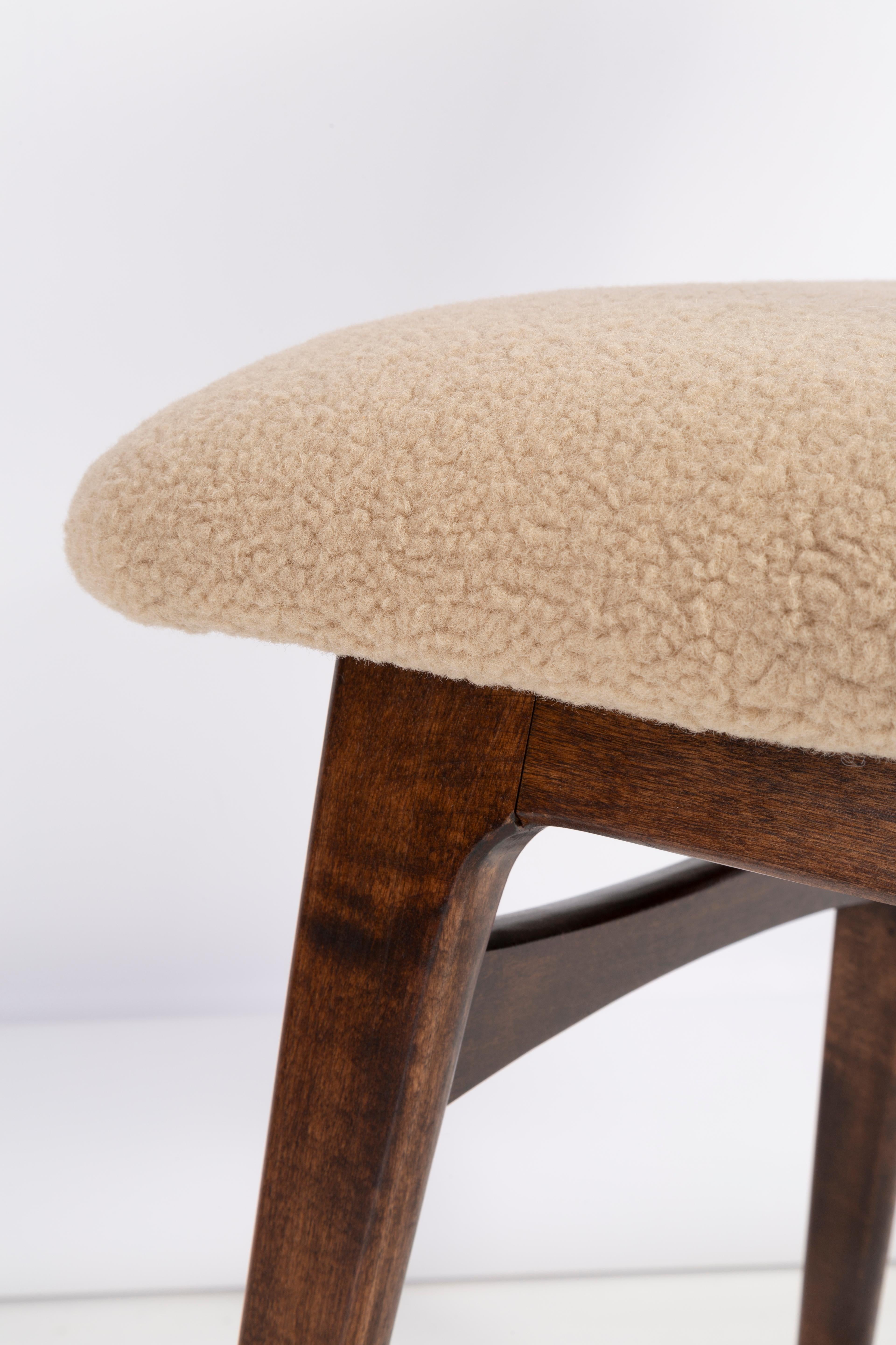 Ensemble de huit chaises en bouclette de camel du 20ème siècle, années 1960 en vente 3