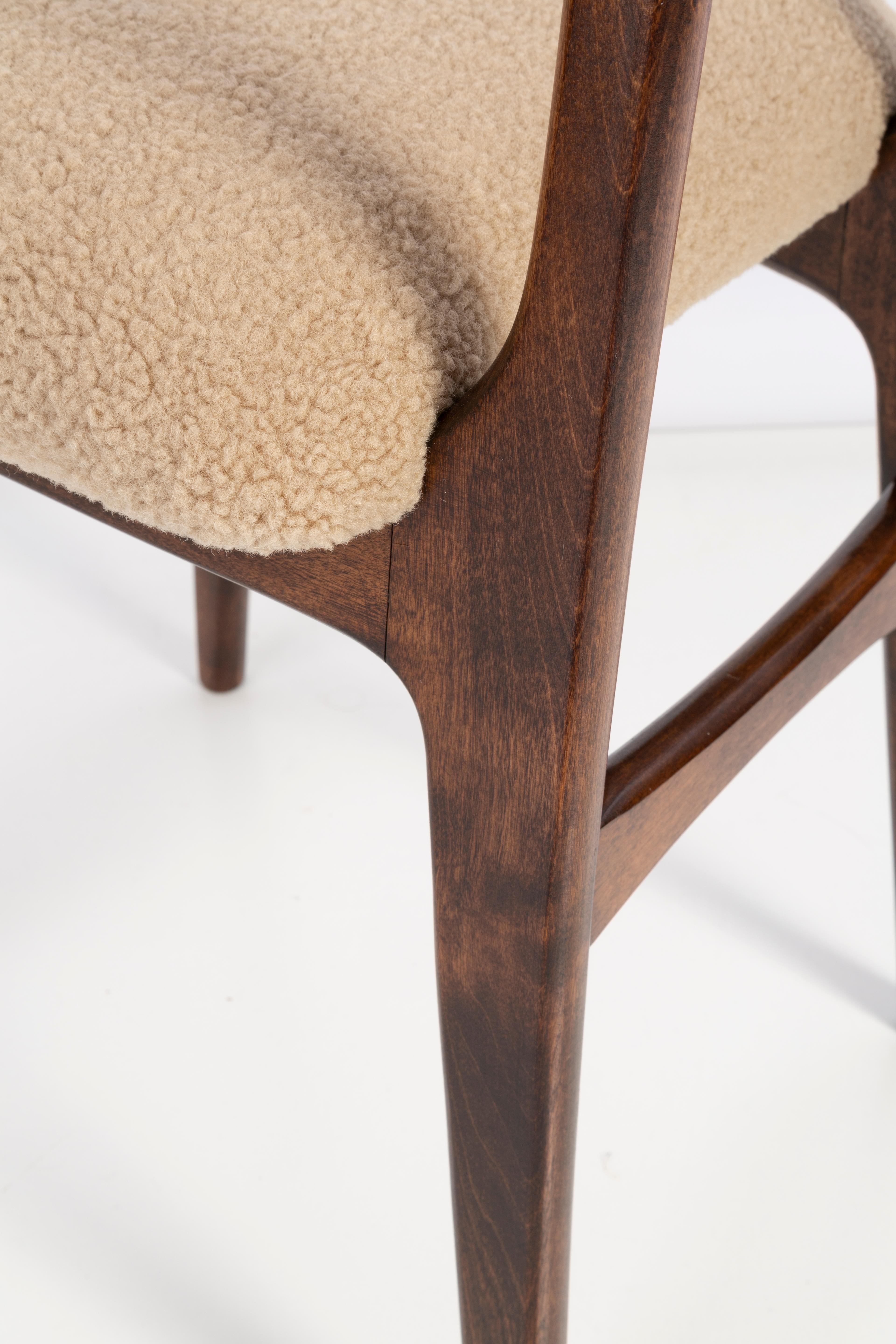 Ensemble de huit chaises en bouclette de camel du 20ème siècle, années 1960 en vente 1