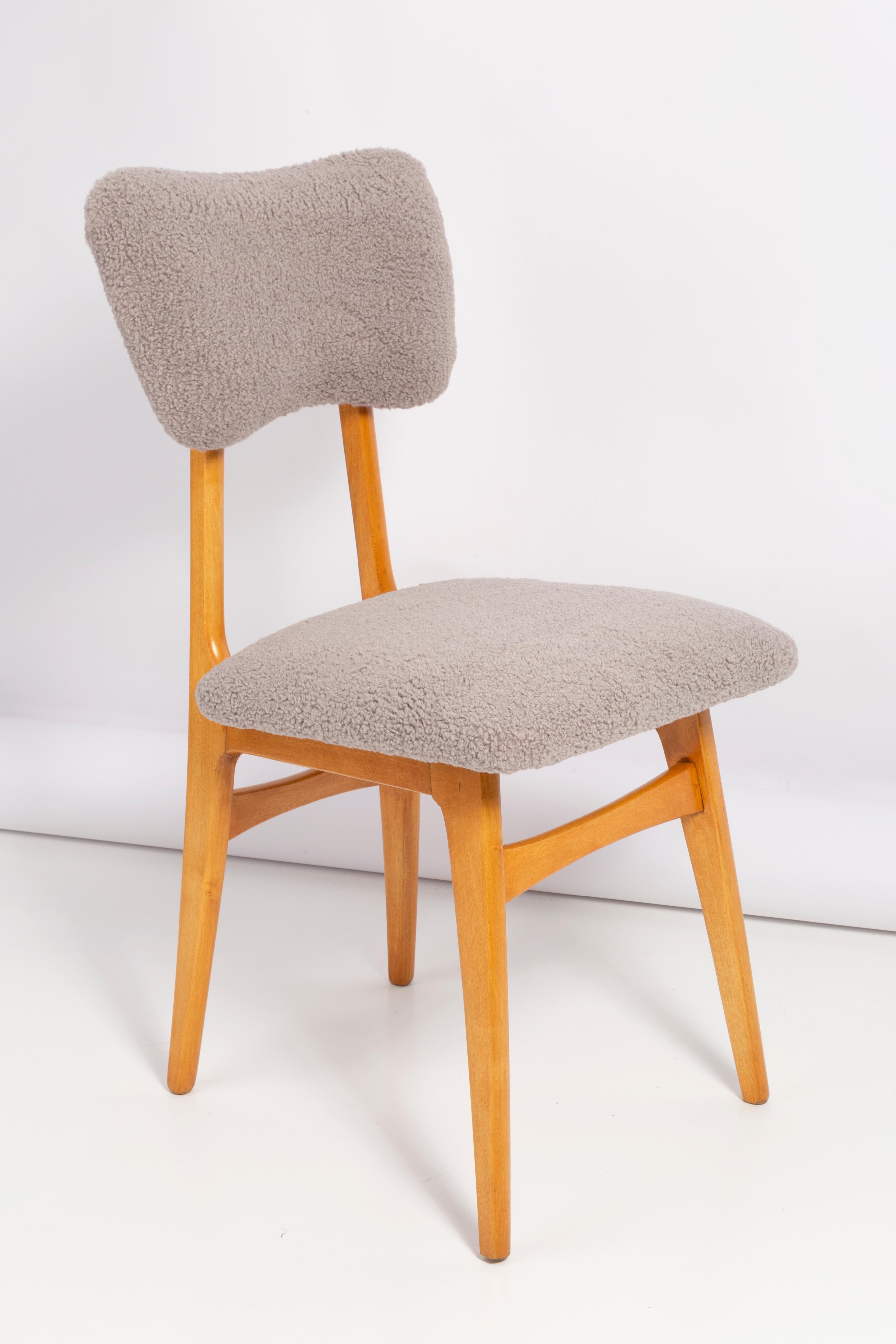 Chaises conçues par le professeur Rajmund Halas. Fabriqué en bois de hêtre. Les chaises ont été entièrement rénovées et les boiseries ont été rafraîchies. L'assise et le dossier sont habillés d'un tissu bouclé gris, durable et agréable au toucher.