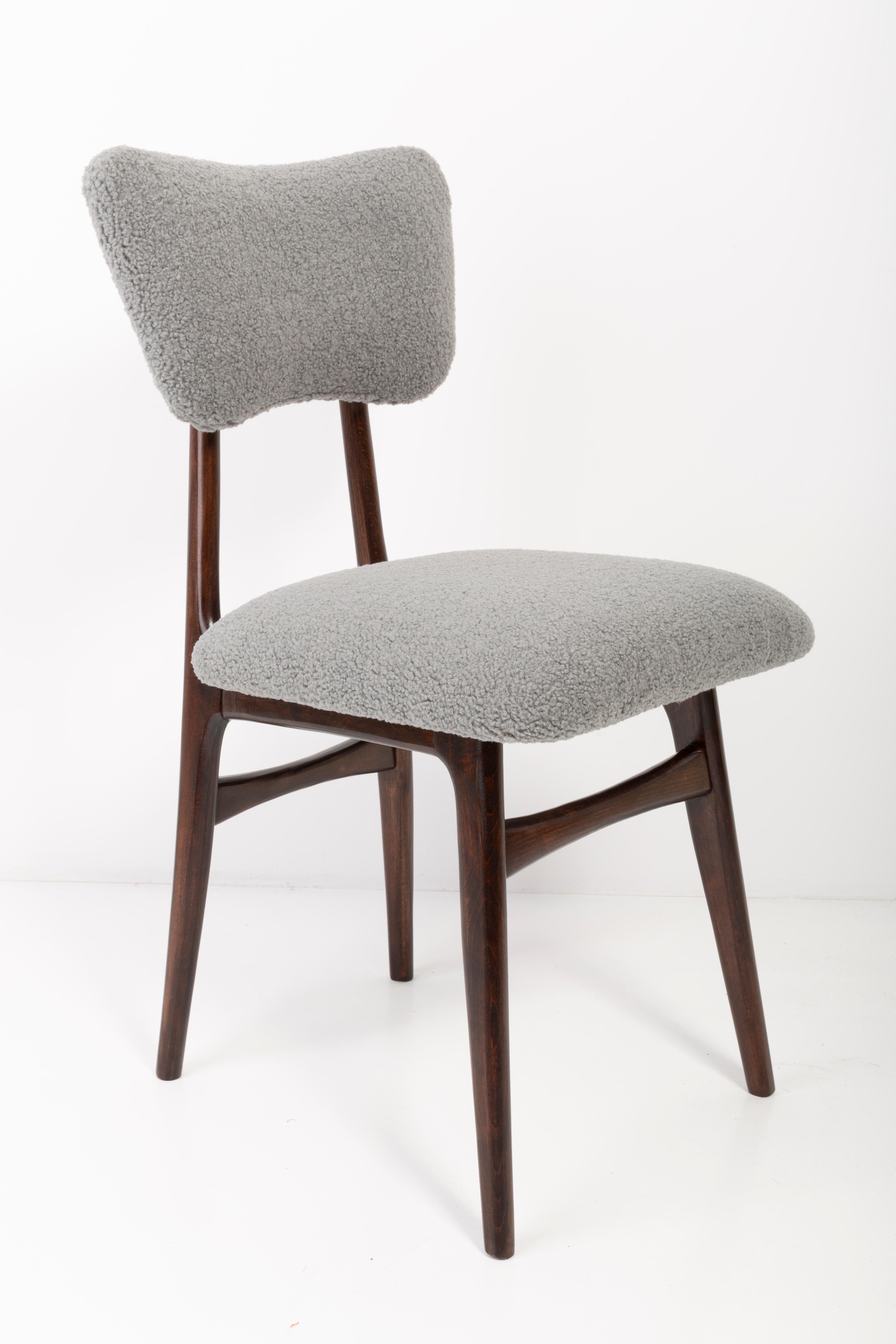 Chaises conçues par le professeur Rajmund Halas. Fabriqué en bois de hêtre. Les chaises ont été entièrement rénovées et les boiseries ont été rafraîchies. L'assise et le dossier sont habillés d'un tissu bouclé gris, durable et agréable au toucher.