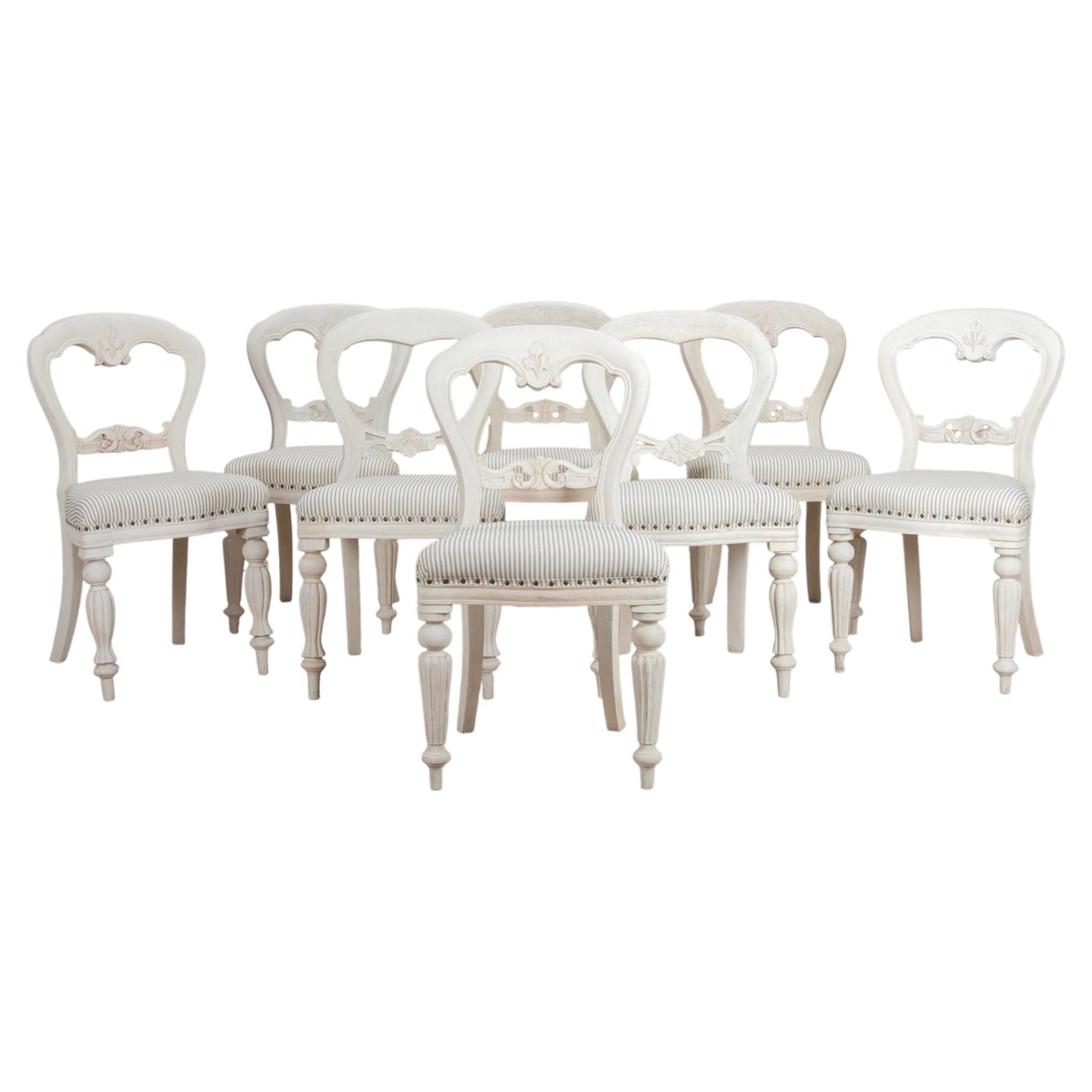 Ensemble de huit chaises de salle à manger de style gustavien du 20e siècle en vente