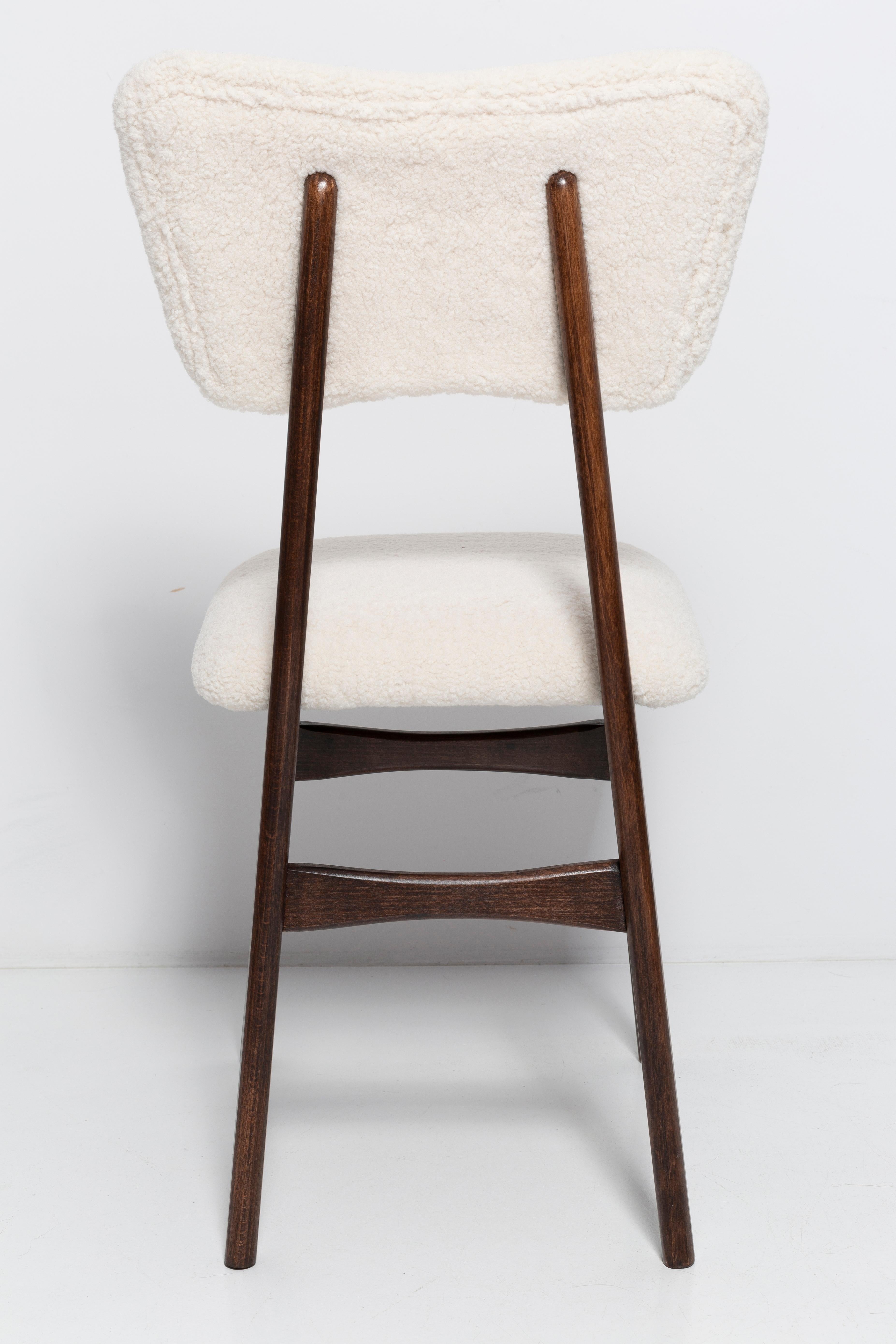 Velours Ensemble de huit chaises papillons en bouclette crème claire du 20ème siècle, Europe, années 1960 en vente
