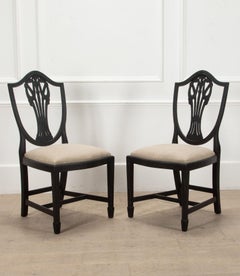 Set di otto sedie da pranzo del XX secolo dipinte in nero antico