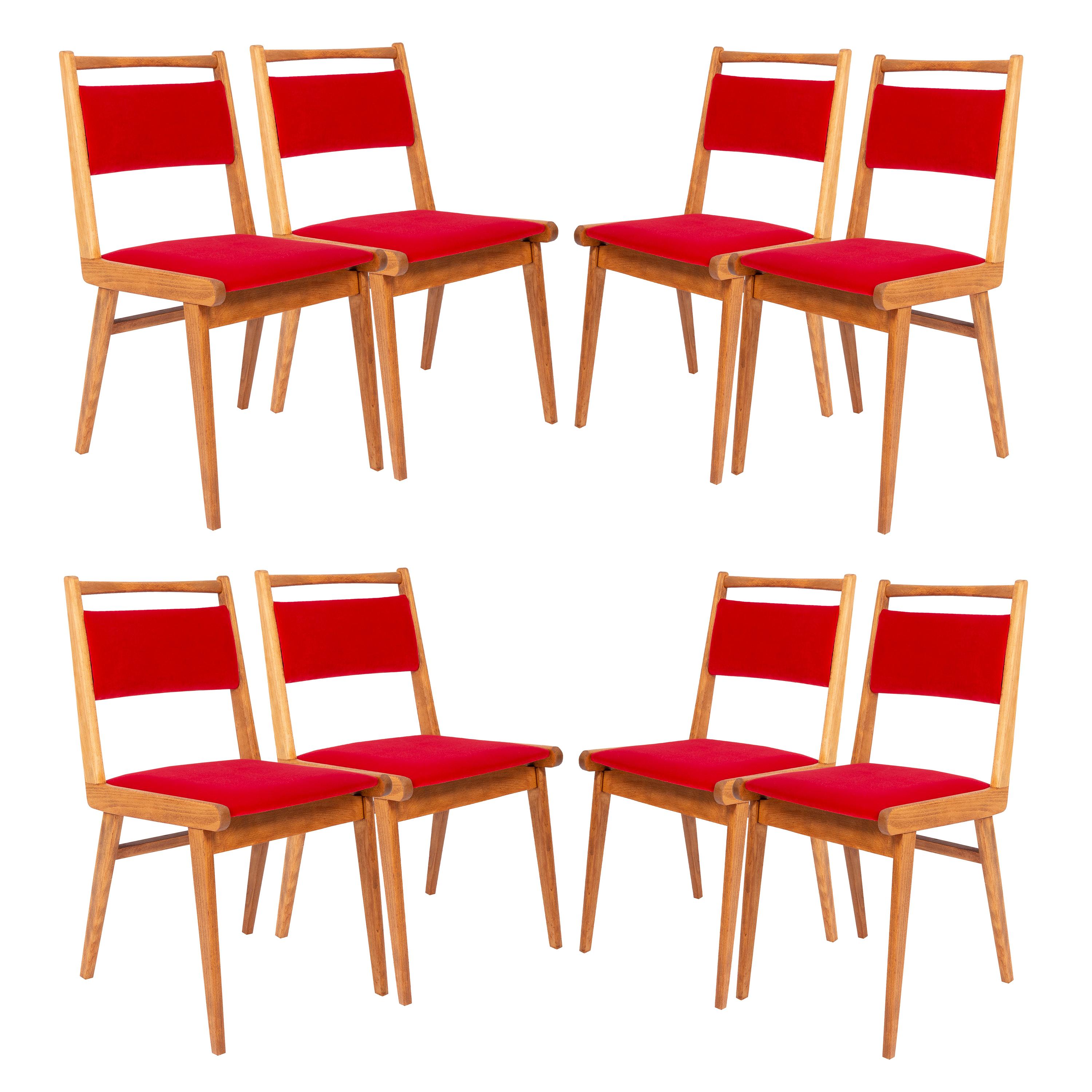 Ensemble de huit chaises en velours rouge du XXe siècle, par Rajmund Halas, Pologne, années 1960