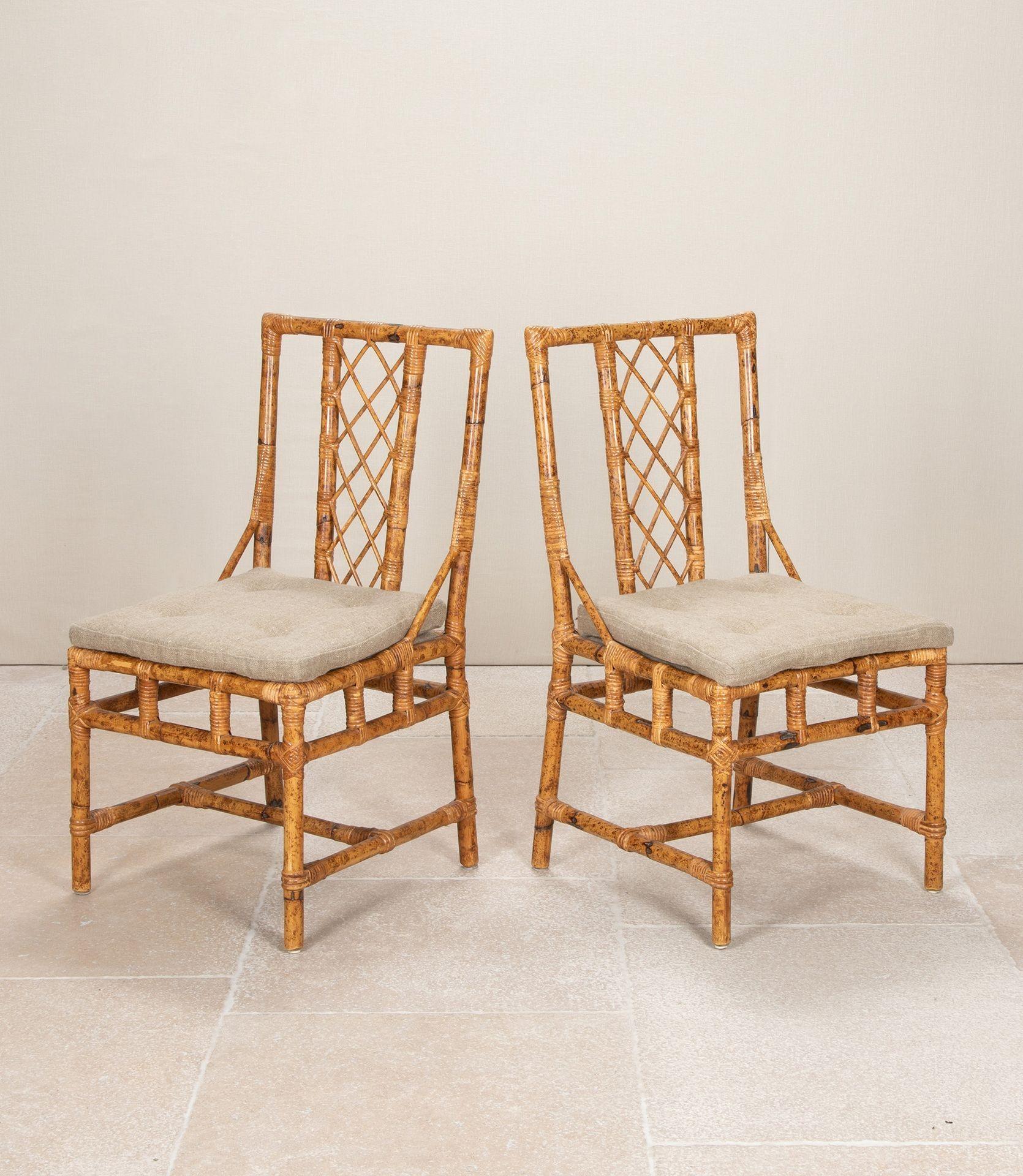 Magnifique ensemble de huit chaises de salle à manger espagnoles en bambou datant du milieu du 20e siècle.

Chaque chaise a été ré-articulée et de nouveaux coussins ont été confectionnés dans un lin rustique.

Vers 1950.