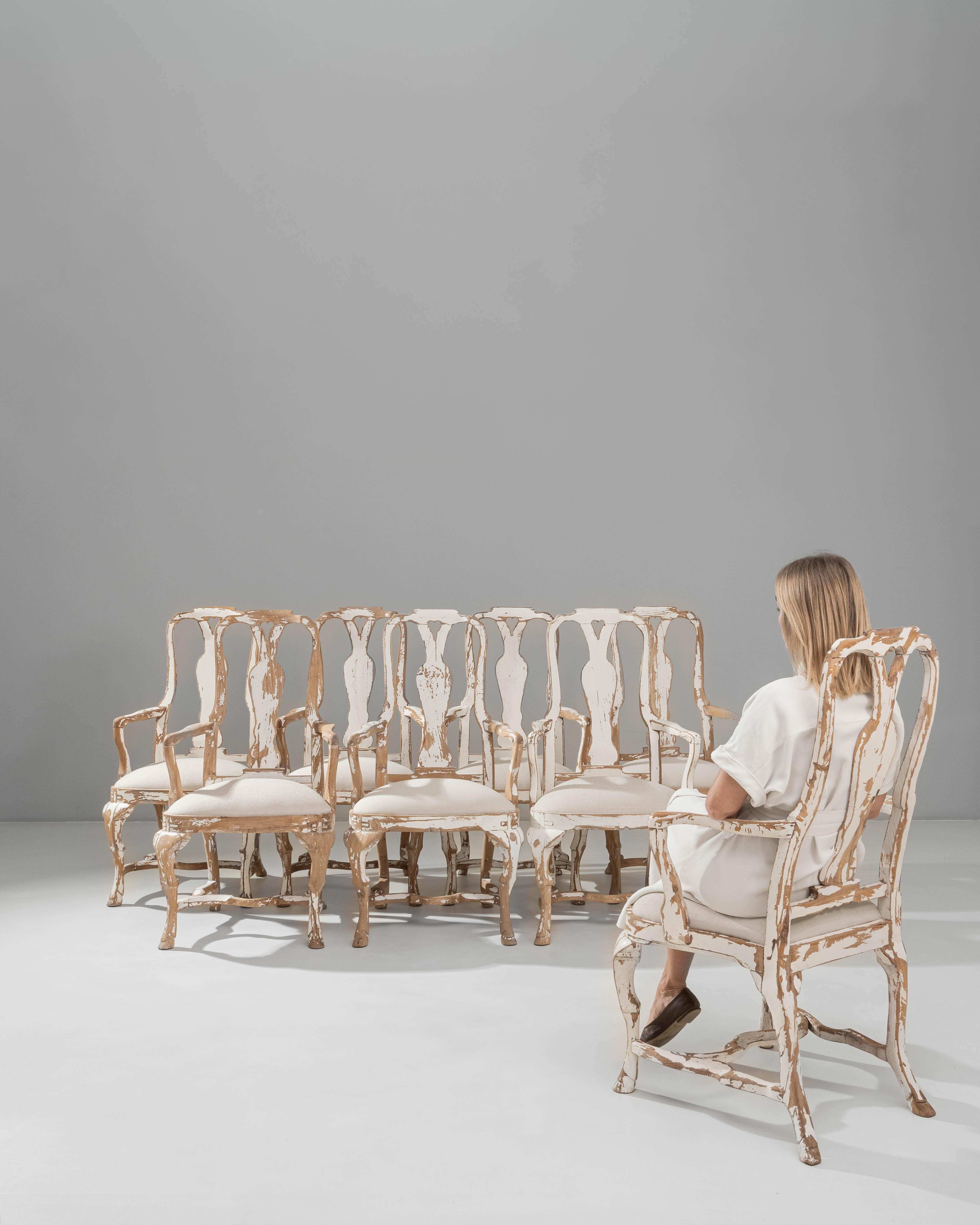 Set di otto sedie da pranzo rococò svedesi del XX secolo in legno patinato in vendita 9