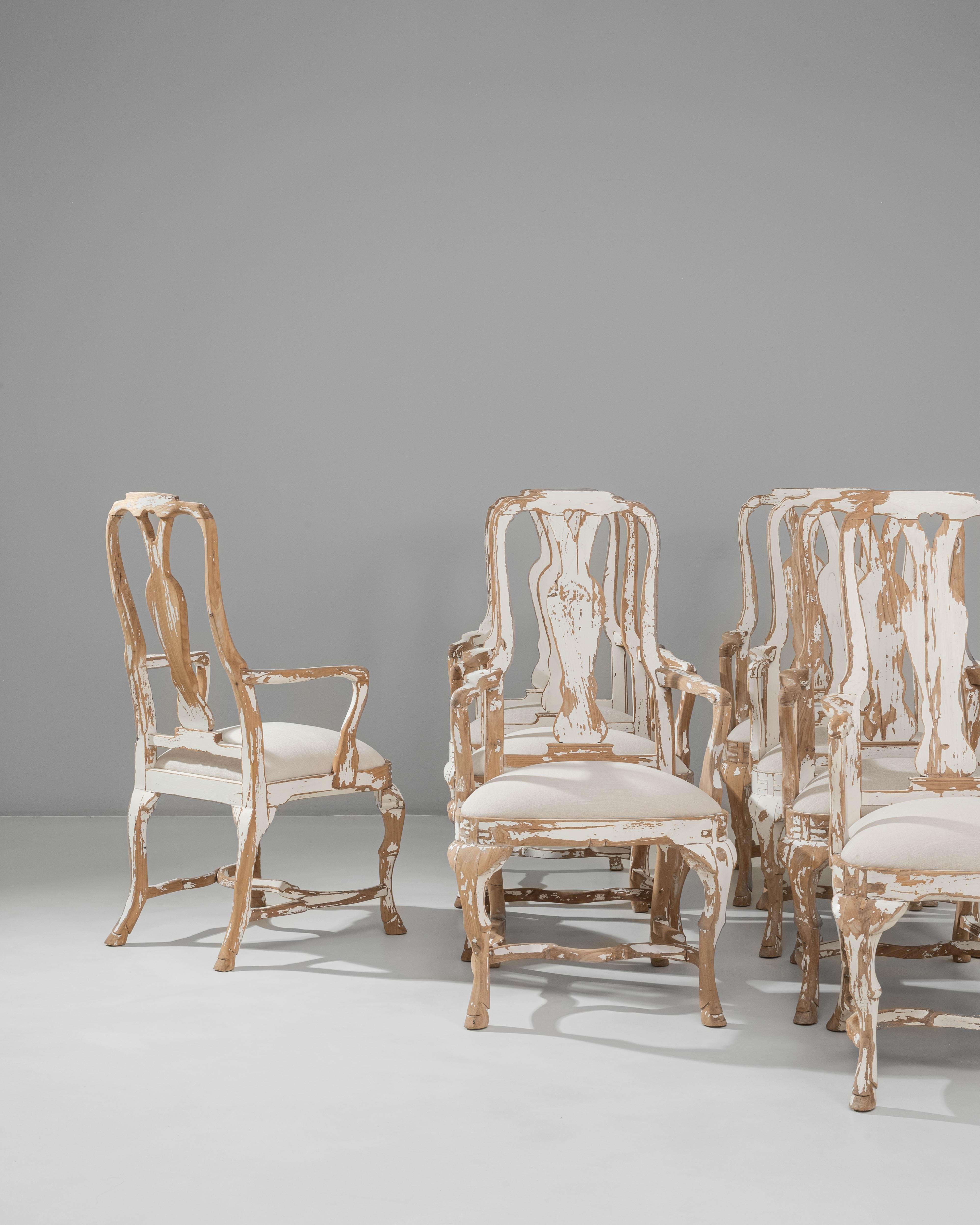 Svedese Set di otto sedie da pranzo rococò svedesi del XX secolo in legno patinato in vendita