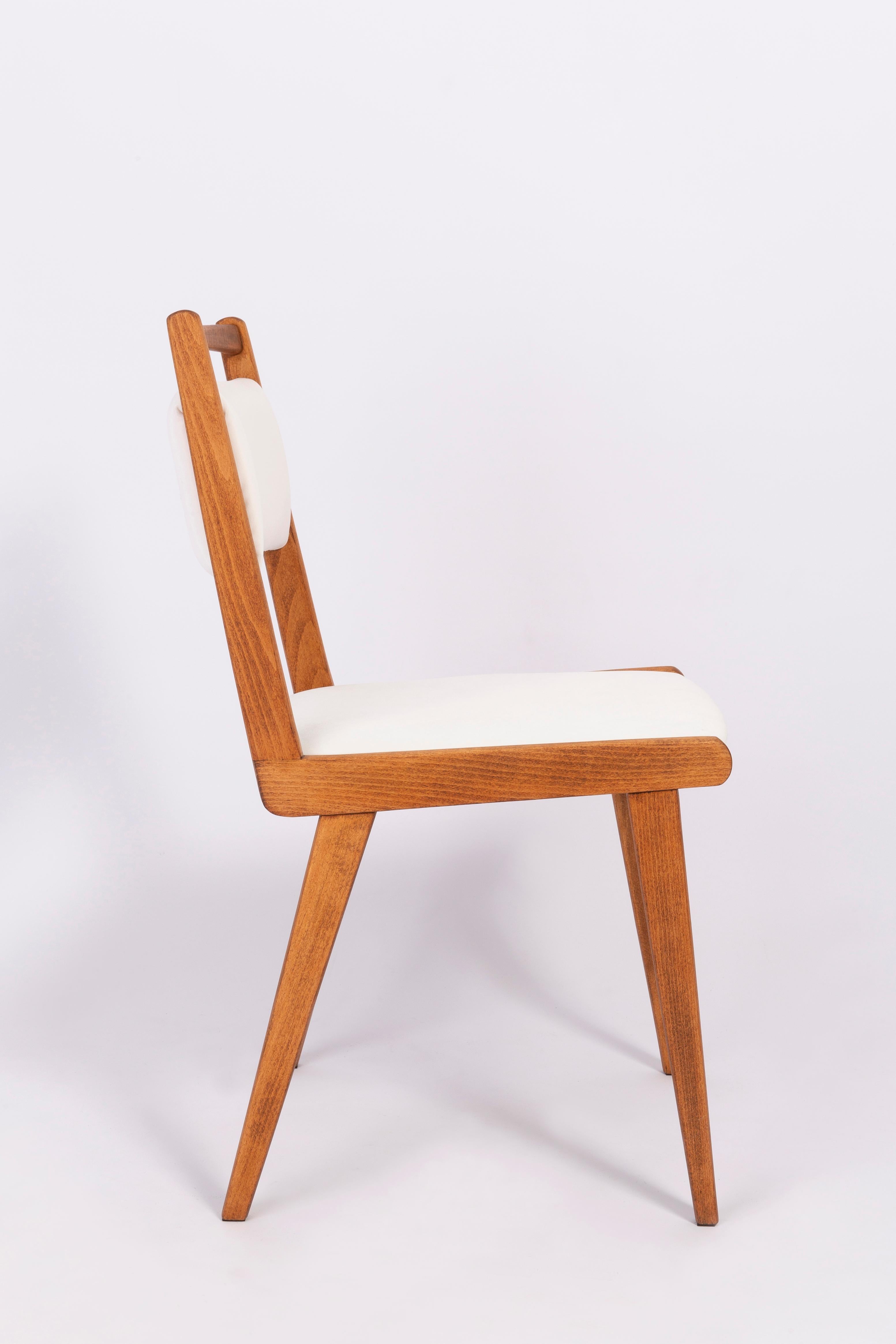 Ensemble de huit chaises en velours blanc du 20ème siècle, Pologne, années 1960 Excellent état - En vente à 05-080 Hornowek, PL