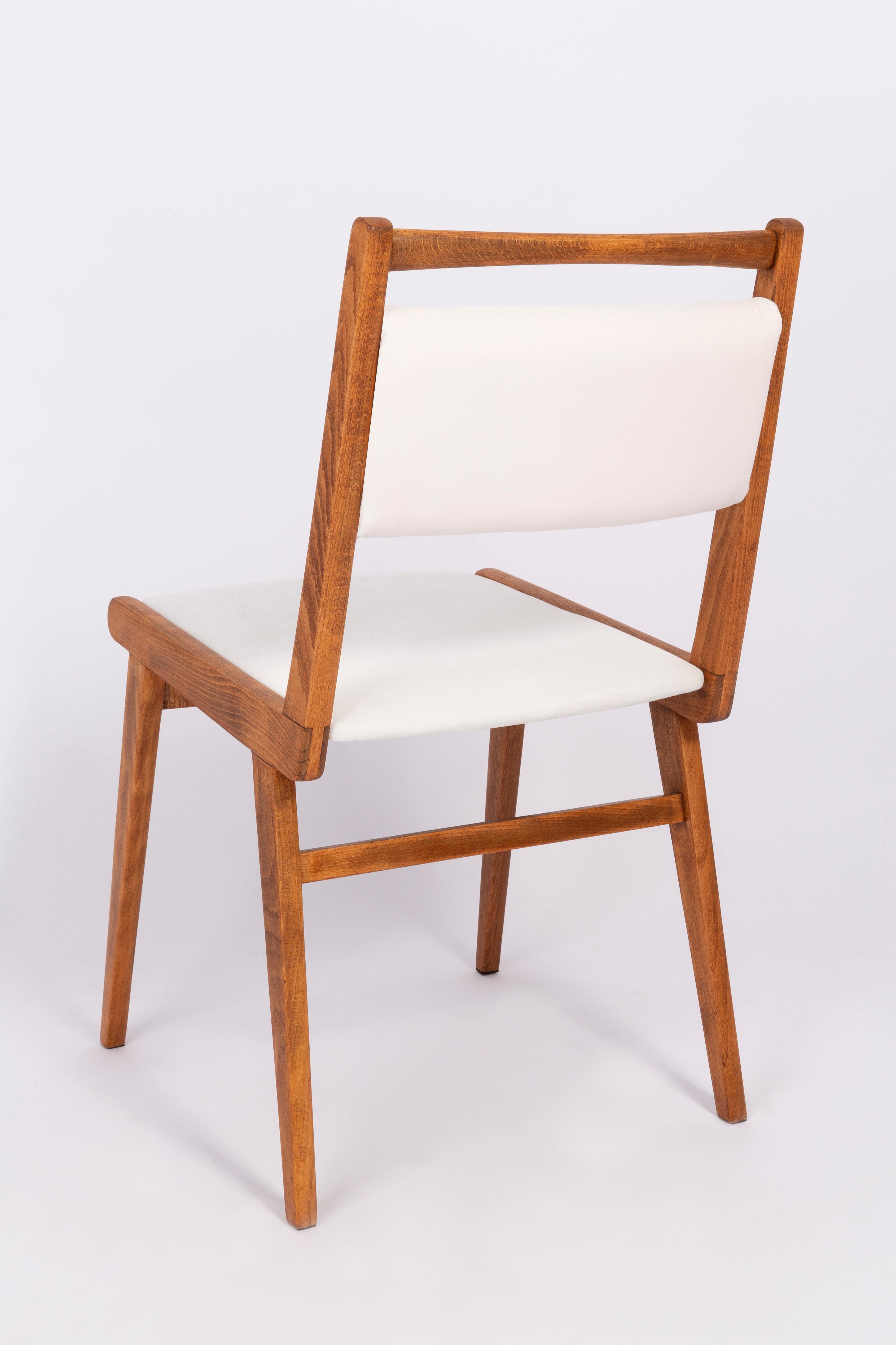 20ième siècle Ensemble de huit chaises en velours blanc du 20ème siècle, Pologne, années 1960 en vente