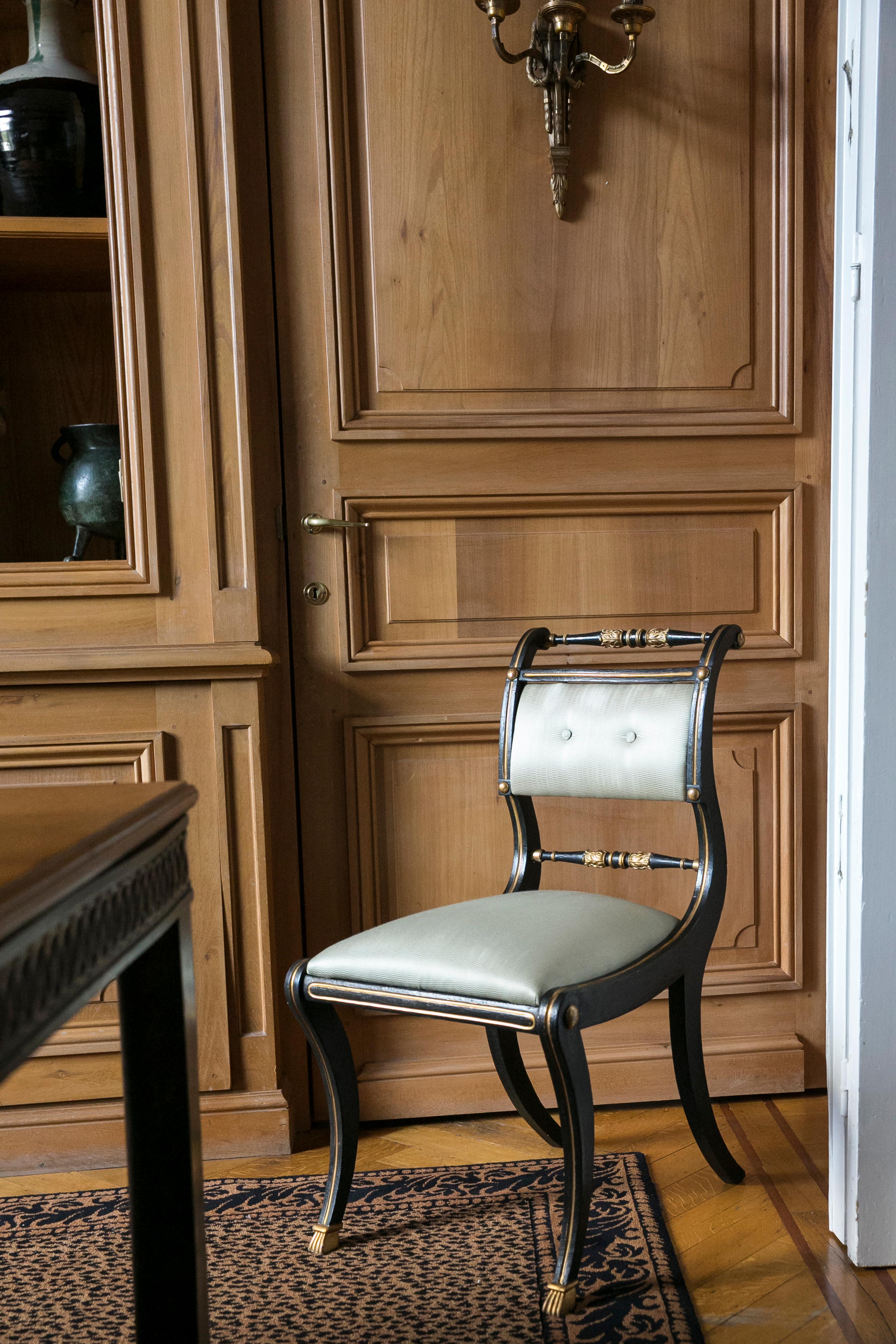 Satz von sechs Stühlen im Regency-Stil (aus dieser Zeit) und zwei Kopien aus den 90er Jahren.
Geschnitztes und schwarz lackiertes Holz mit vergoldeten Filets, durchbrochene Rückenlehne.