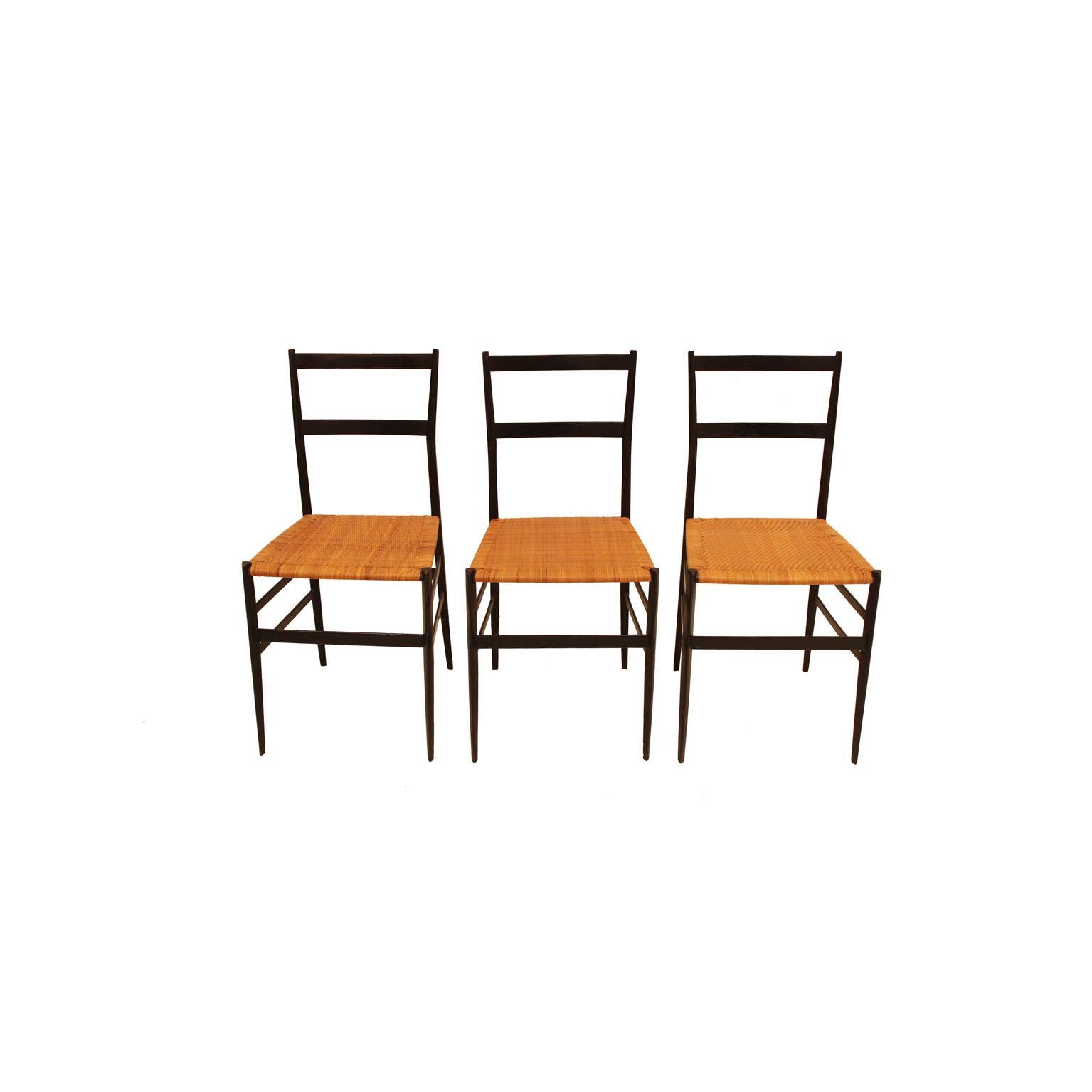 Satz von acht 699 „Superleggera“-Stühlen entworfen von Gio Ponti für Amedeo Cassina. (Moderne der Mitte des Jahrhunderts) im Angebot