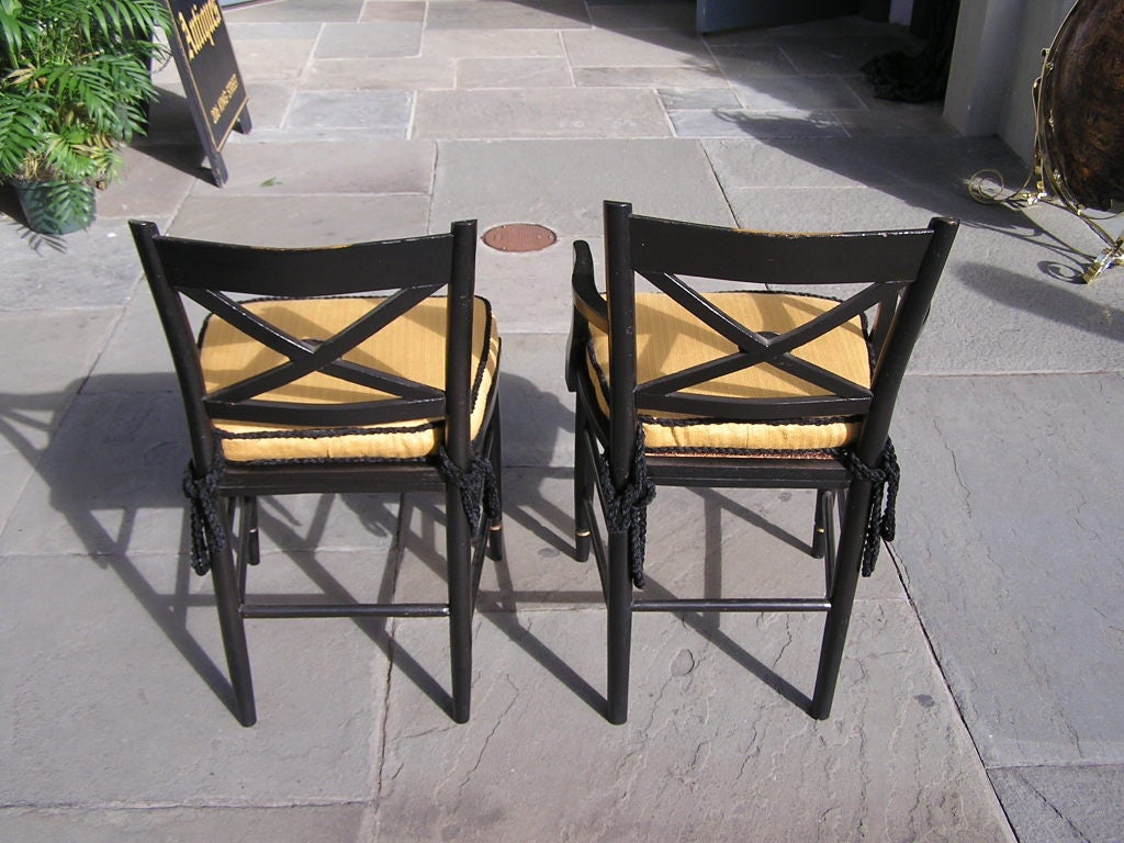 Ensemble de huit chaises américaines de style fantaisie laquées noires et dorées de Baltimore, vers 1810 en vente 2