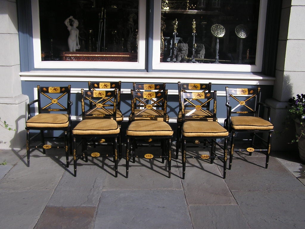 Ensemble de huit chaises de fantaisie américaines laquées et dorées en noir, à motifs peints d'oiseaux, de fleurs et de coquillages. Deux bras et six côtés. Les chaises ont des sièges en rotin avec des coussins en soie rembourrés. Baltimore, MD.