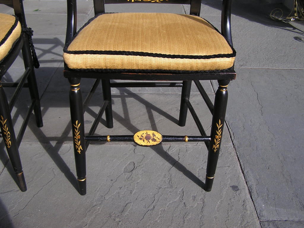 Juego de ocho sillas de lujo americanas lacadas en negro y doradas Baltimore, c. 1810 principios del siglo XIX en venta