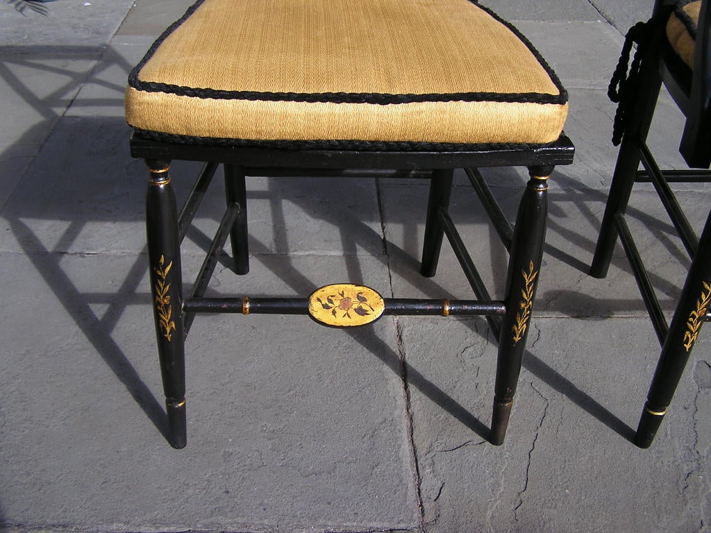 Ensemble de huit chaises américaines de style fantaisie laquées noires et dorées de Baltimore, vers 1810 en vente 1