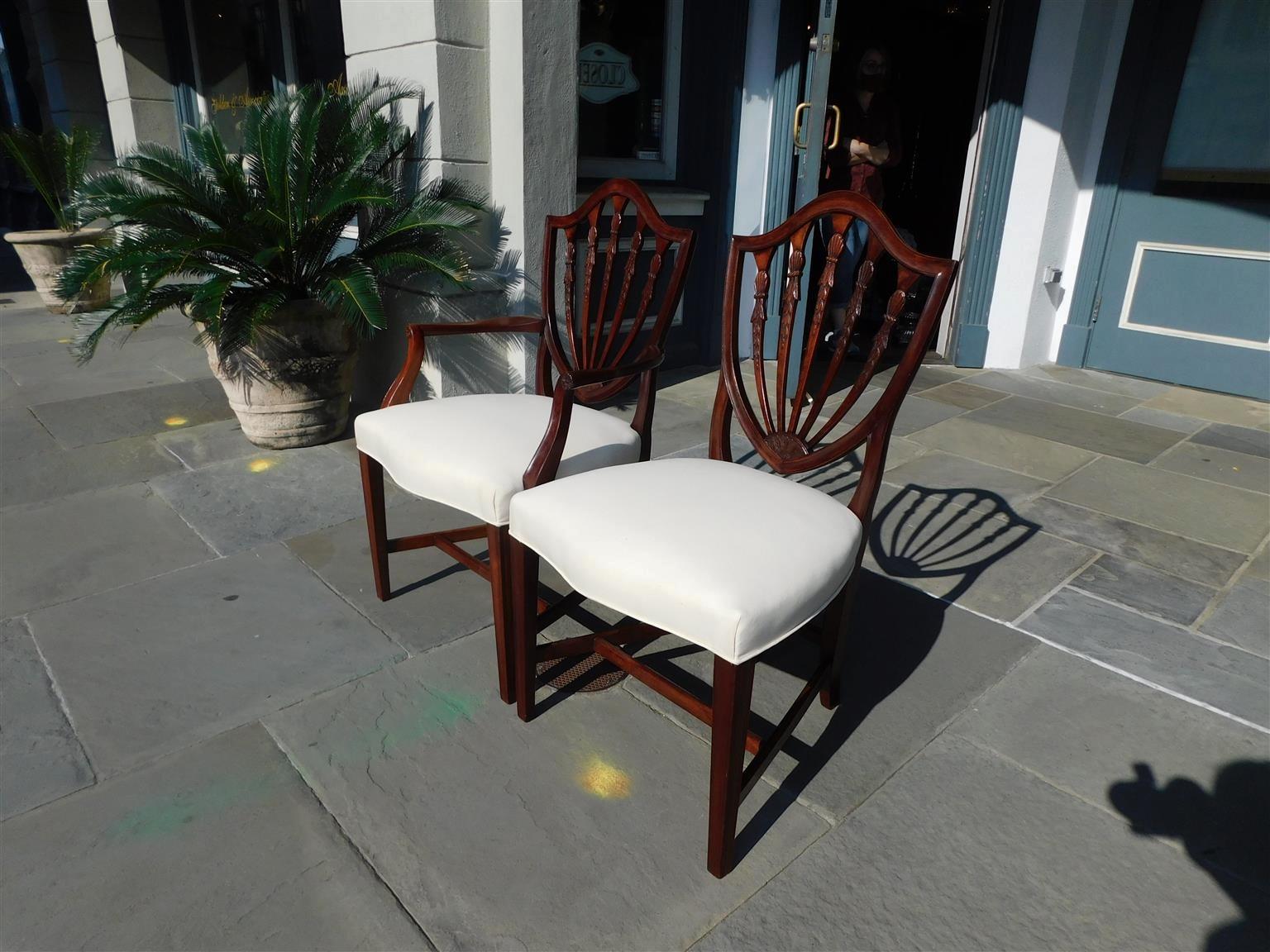 Set of Eight American Hepplewhite Mahogany Shield Back Dining Room Chairs C 1820 In Excellent Condition In Hollywood, SC