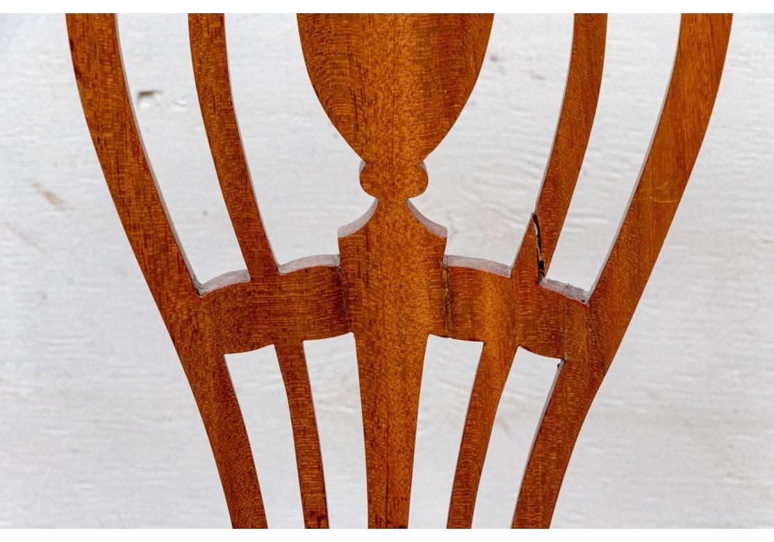 Ensemble de huit chaises de salle à manger anciennes de style fédéral américain pour la restauration en vente 3