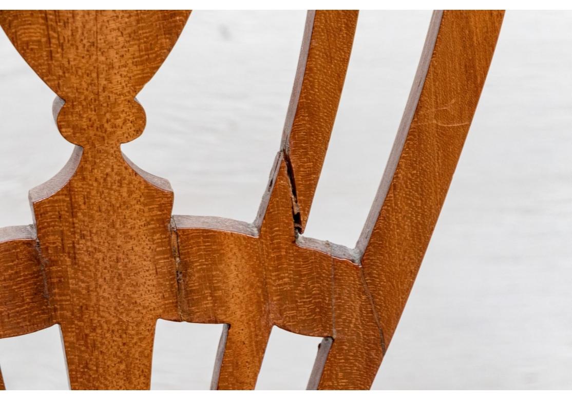 Ensemble de huit chaises de salle à manger anciennes de style fédéral américain pour la restauration en vente 4